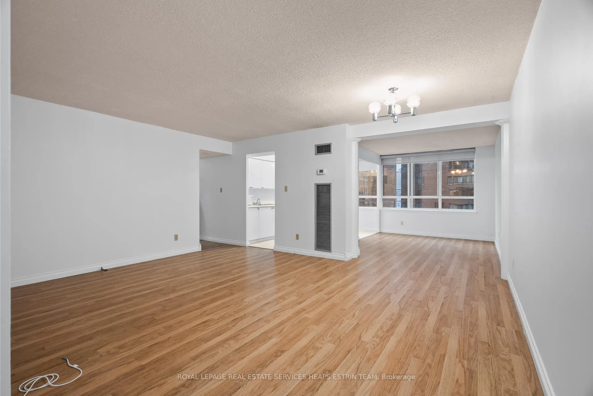 Photo 4 of Unit 807, 633 Bay Street, Toronto, Bay Street Corridor — HOMEH