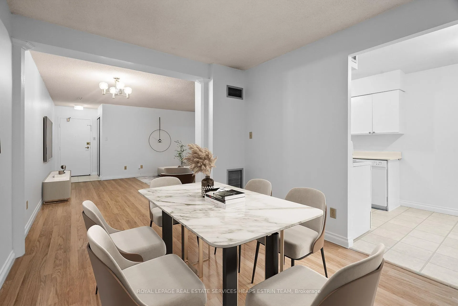 Photo 7 of Unit 807, 633 Bay Street, Toronto, Bay Street Corridor — HOMEH