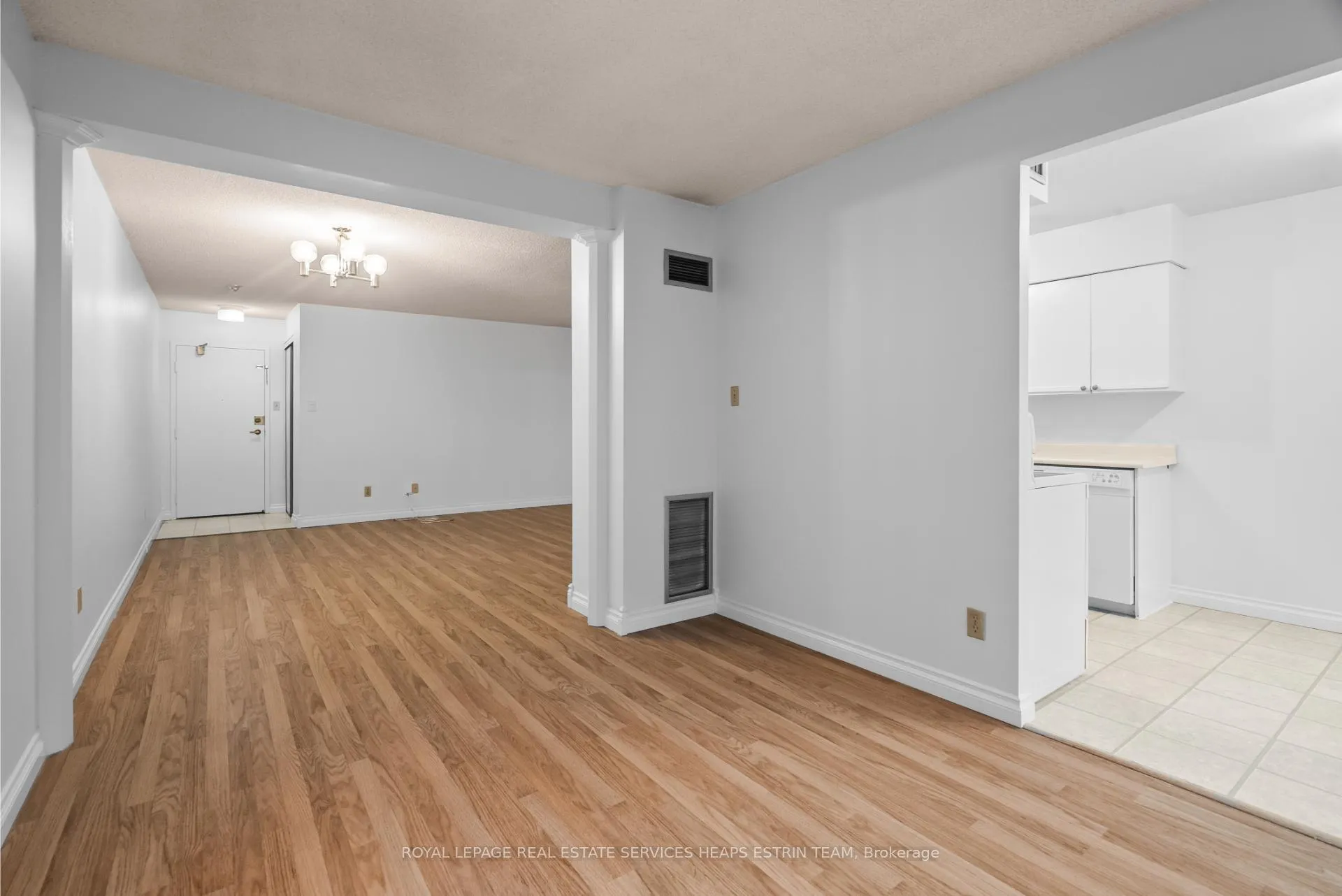 Photo 8 of Unit 807, 633 Bay Street, Toronto, Bay Street Corridor — HOMEH