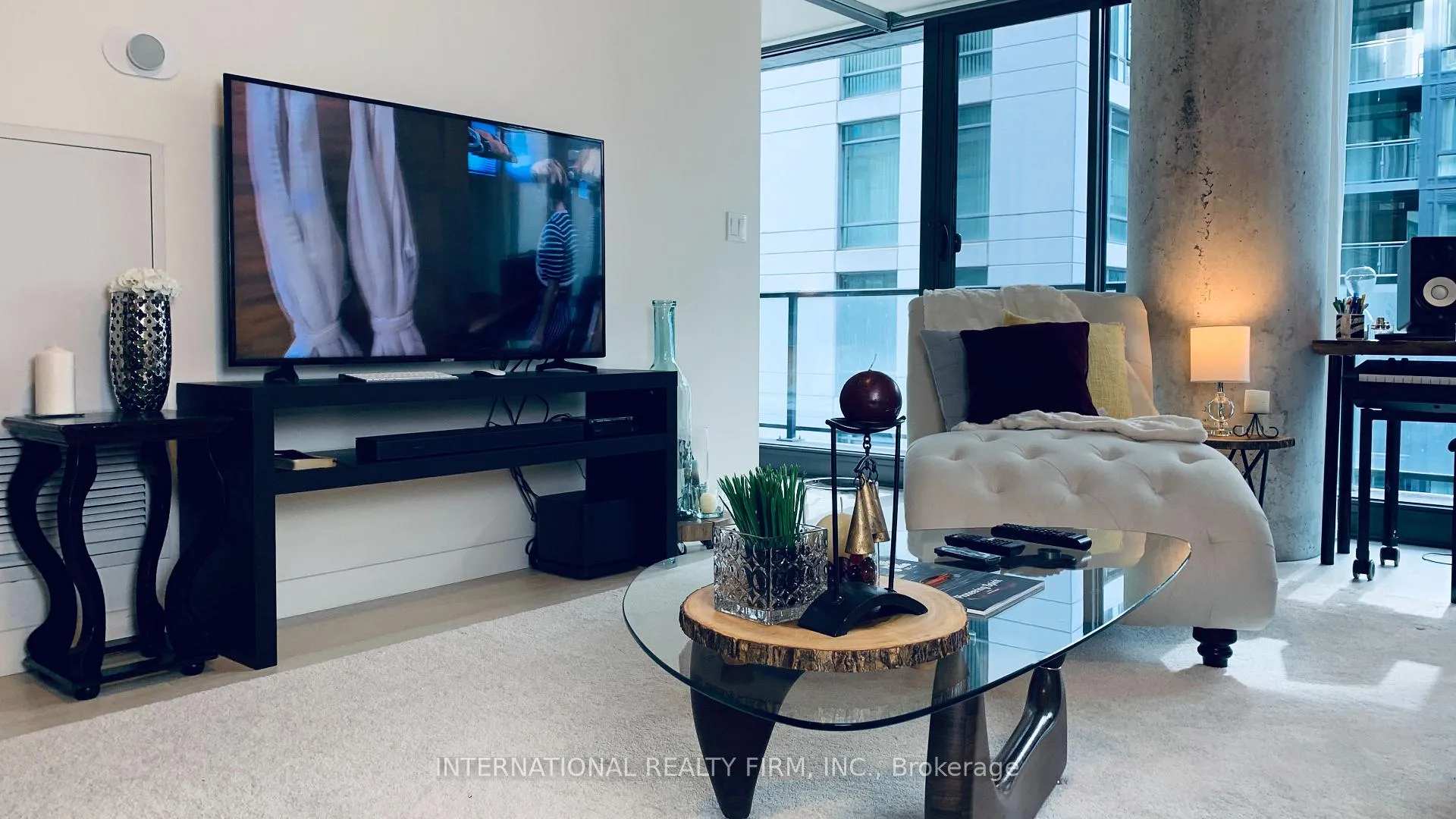Photo 5 of Unit 815, 111 Bathurst Street, Toronto, Waterfront Communities — HOMEH