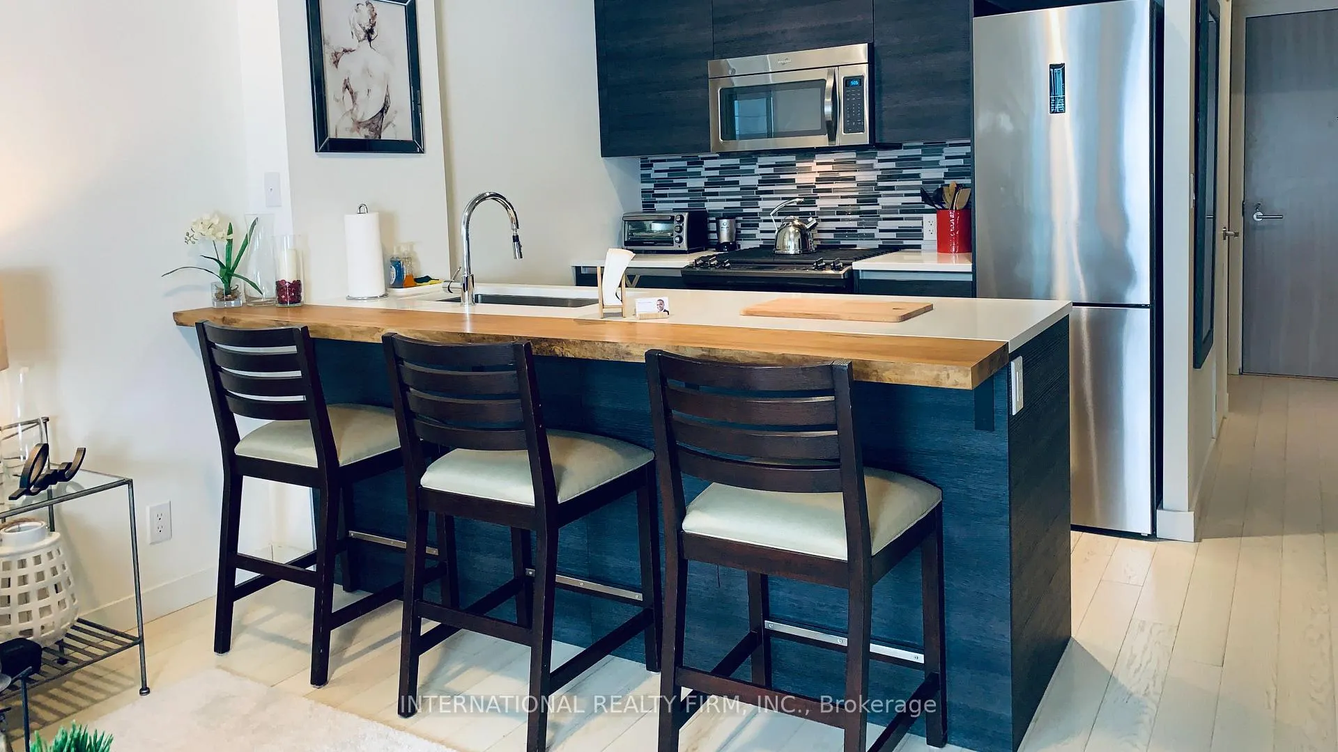 Photo 8 of Unit 815, 111 Bathurst Street, Toronto, Waterfront Communities — HOMEH