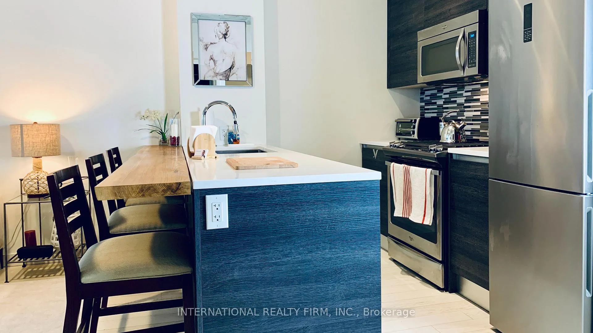 Photo 9 of Unit 815, 111 Bathurst Street, Toronto, Waterfront Communities — HOMEH