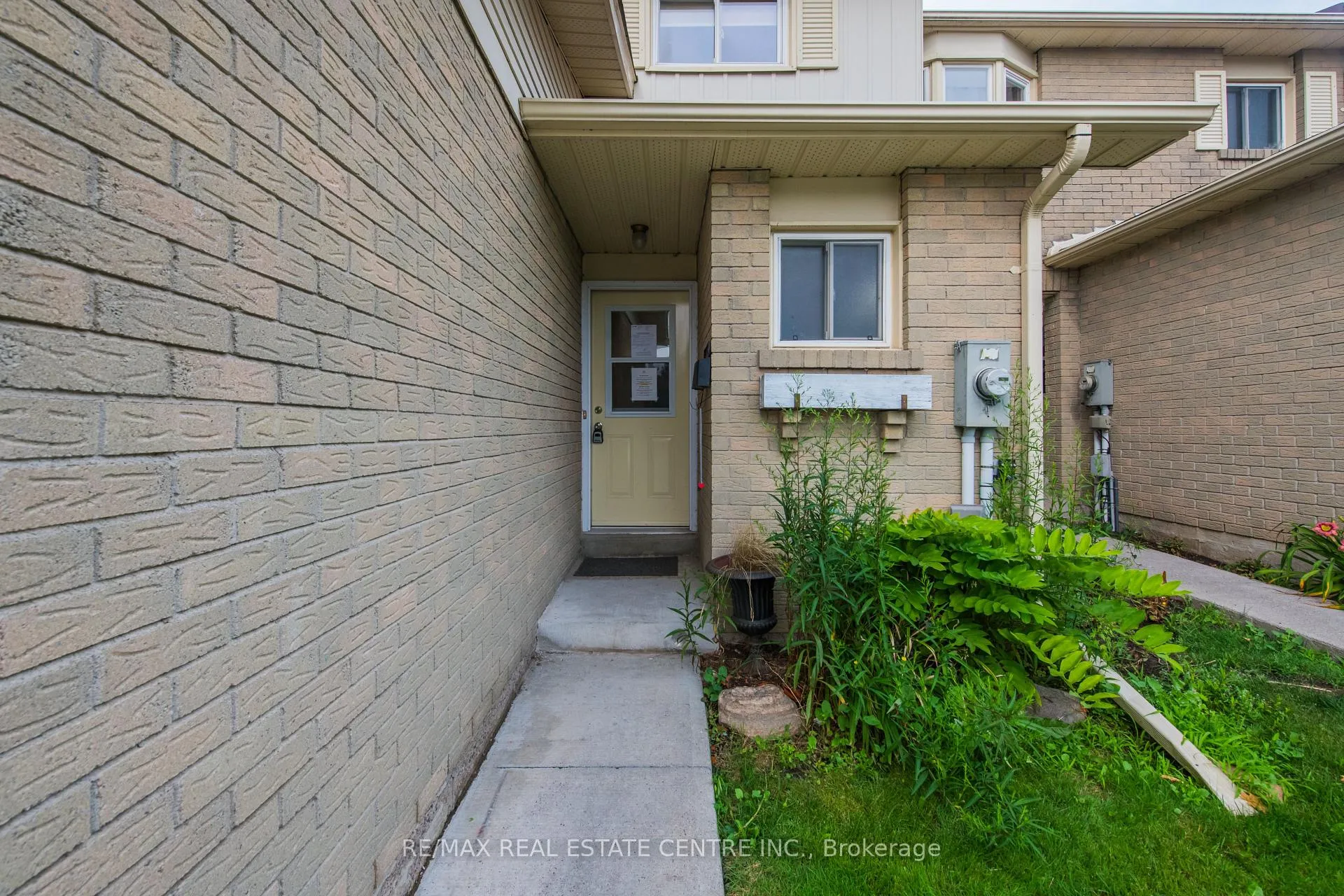 Photo 3 of Unit 15, 700 Harmony Road N, Oshawa, Pinecrest — HOMEH