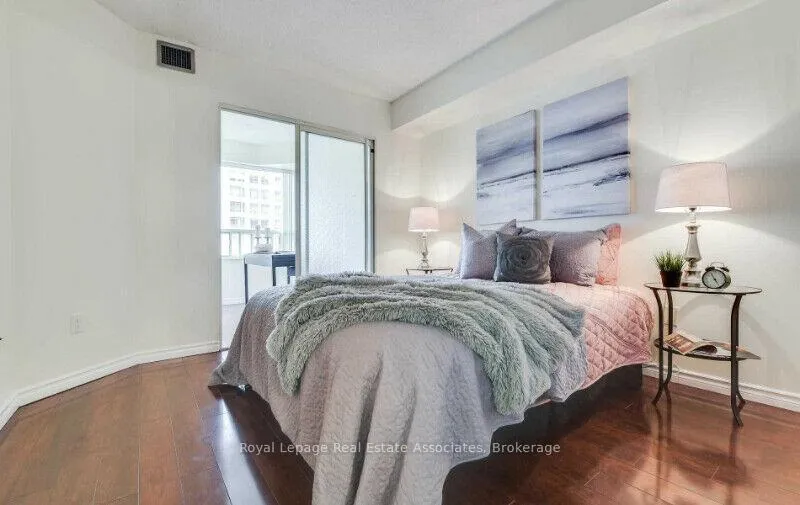 Photo 4 of Unit 1605, 325 Webb Drive E, Mississauga, City Centre — HOMEH