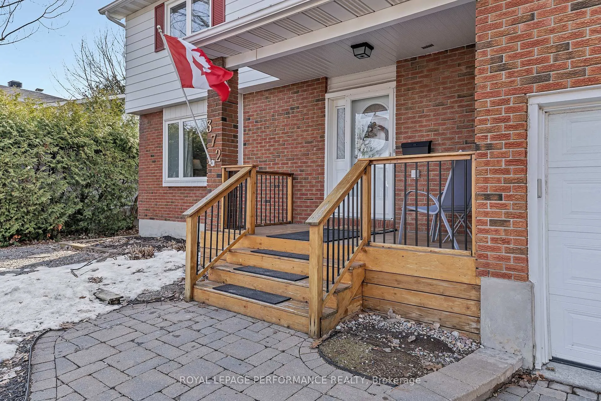 Photo 2 of 372 Phoenix Crescent, Ottawa, Bilberry Creek/Queenswood Heights — HOMEH