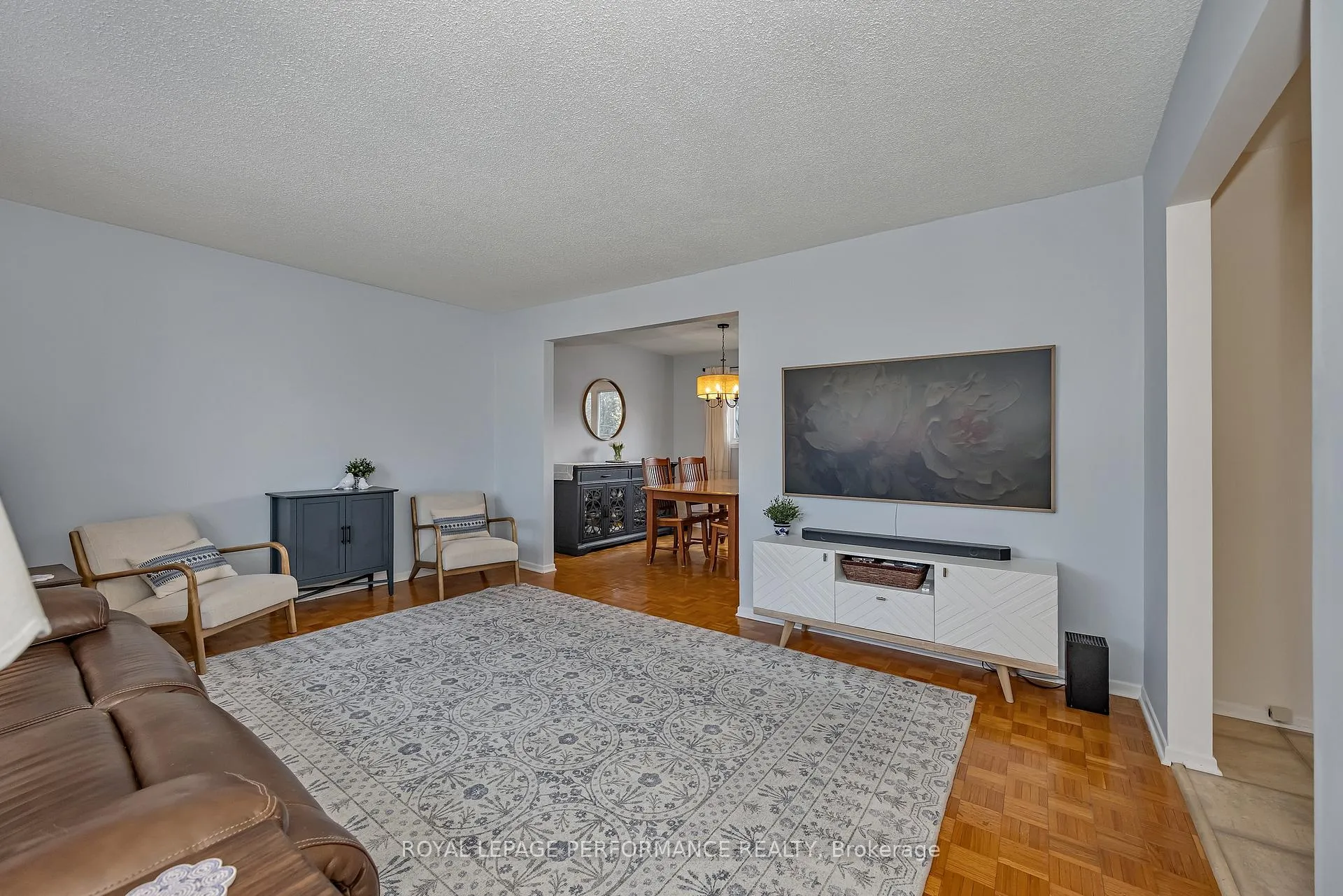 Photo 3 of 372 Phoenix Crescent, Ottawa, Bilberry Creek/Queenswood Heights — HOMEH