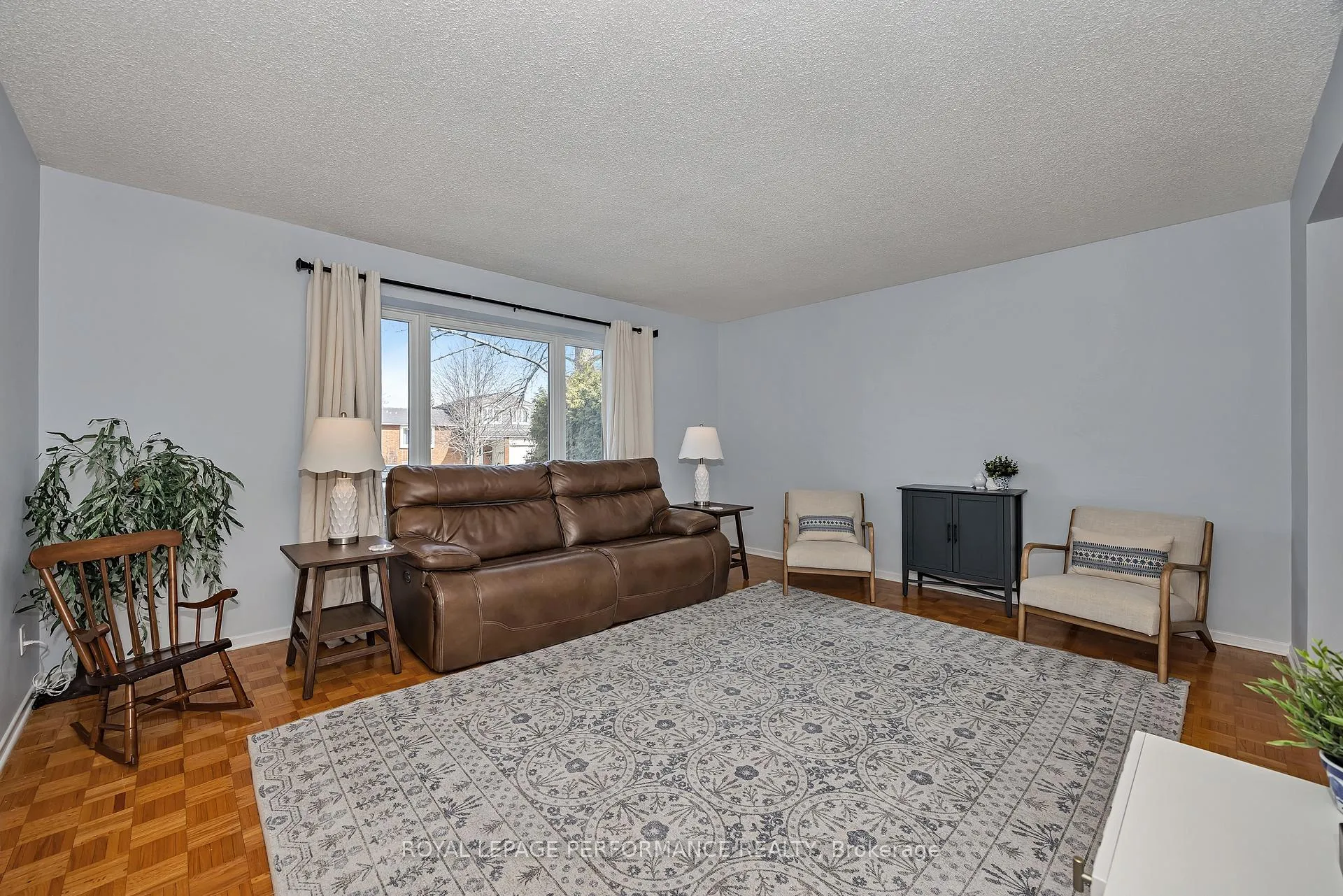 Photo 4 of 372 Phoenix Crescent, Ottawa, Bilberry Creek/Queenswood Heights — HOMEH