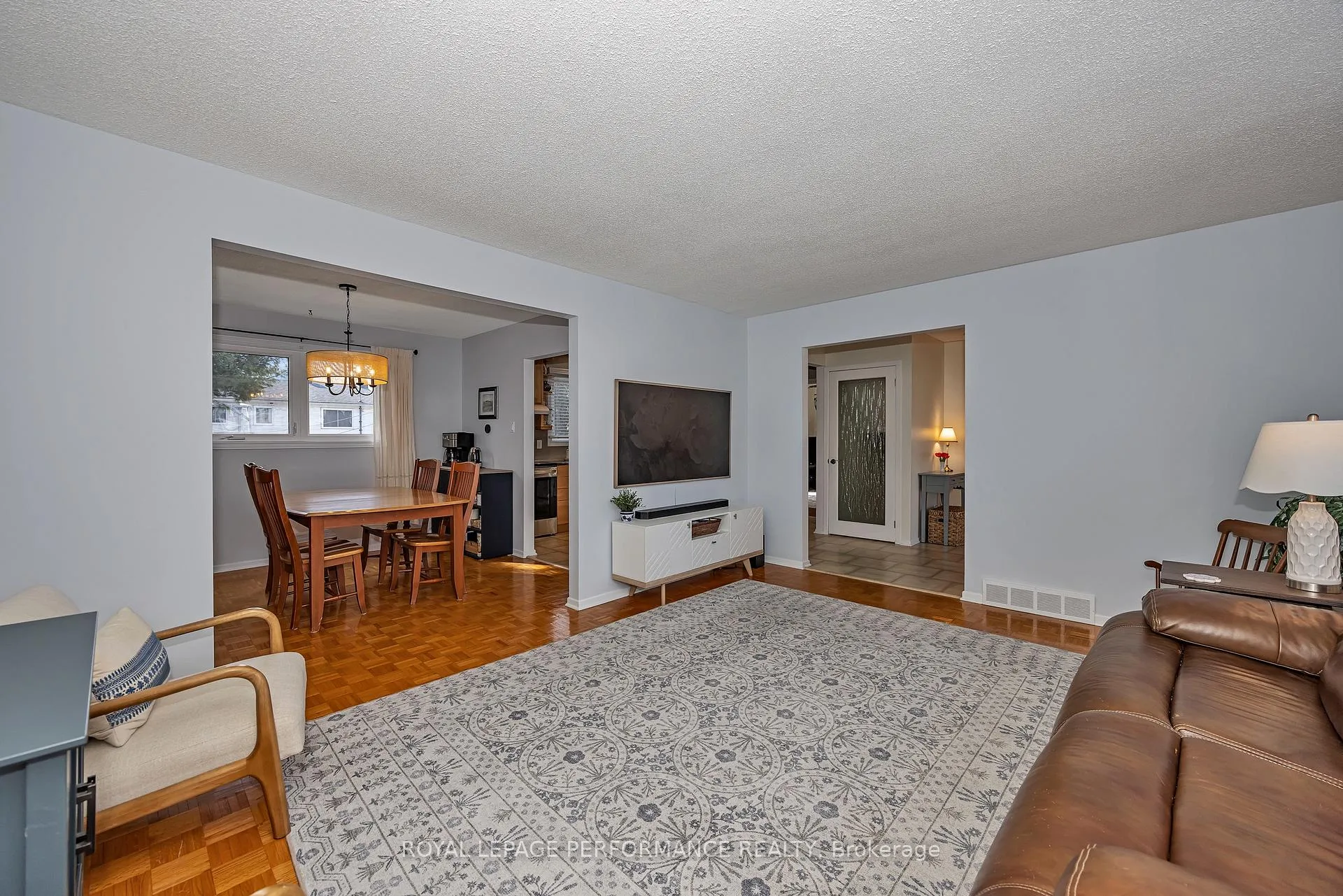 Photo 5 of 372 Phoenix Crescent, Ottawa, Bilberry Creek/Queenswood Heights — HOMEH