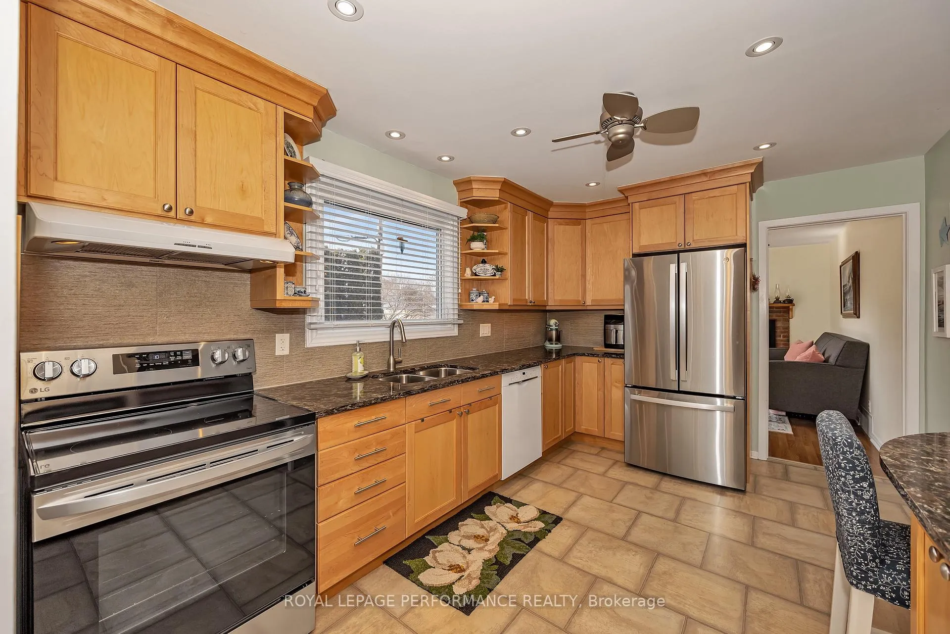 Photo 8 of 372 Phoenix Crescent, Ottawa, Bilberry Creek/Queenswood Heights — HOMEH