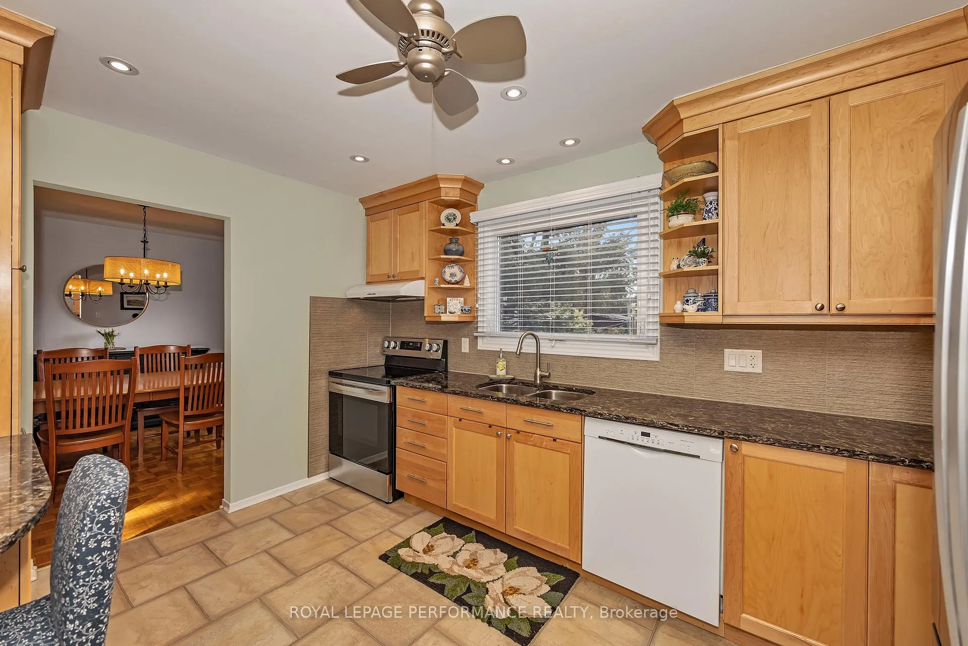 Photo 9 of 372 Phoenix Crescent, Ottawa, Bilberry Creek/Queenswood Heights — HOMEH