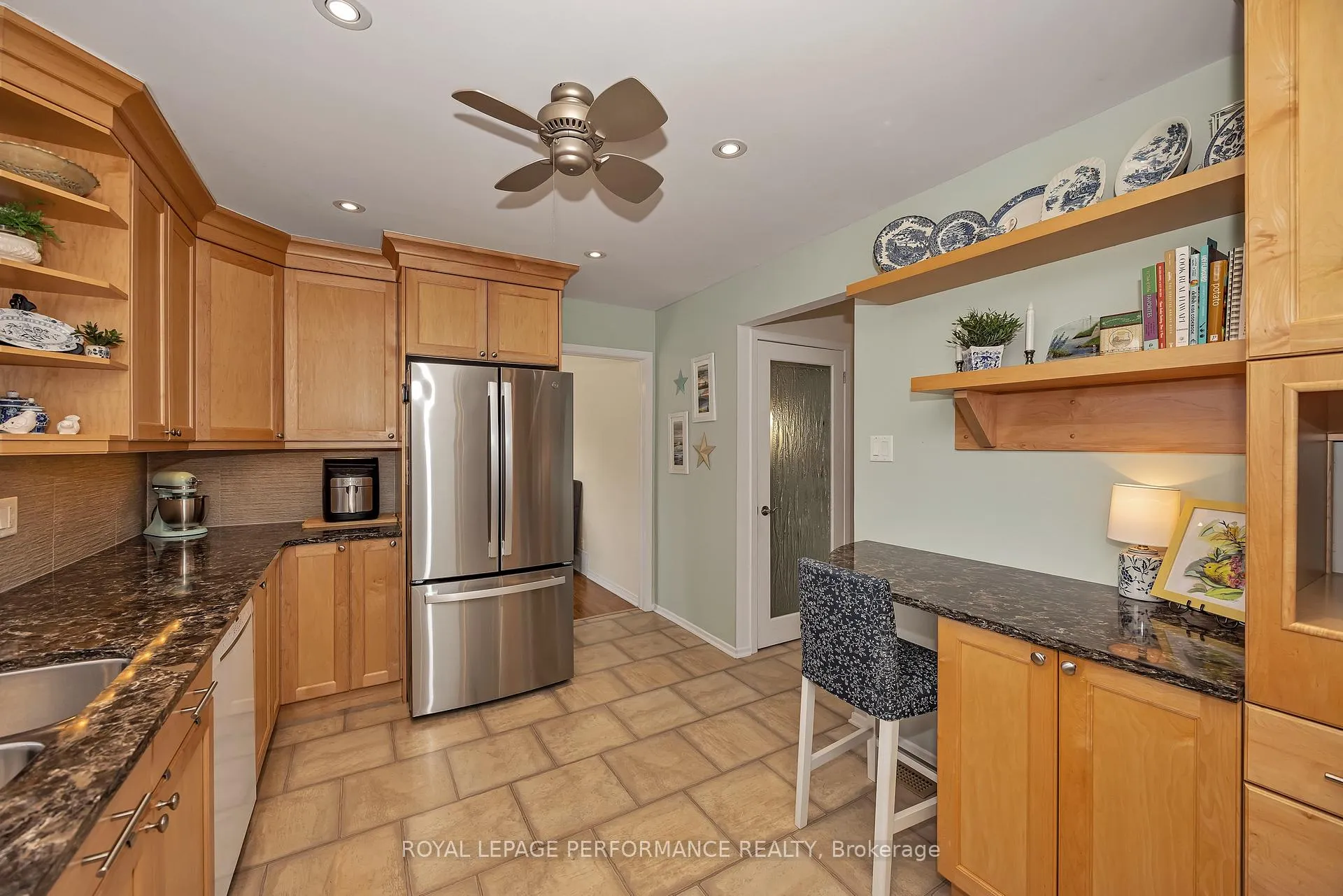 Photo 10 of 372 Phoenix Crescent, Ottawa, Bilberry Creek/Queenswood Heights — HOMEH
