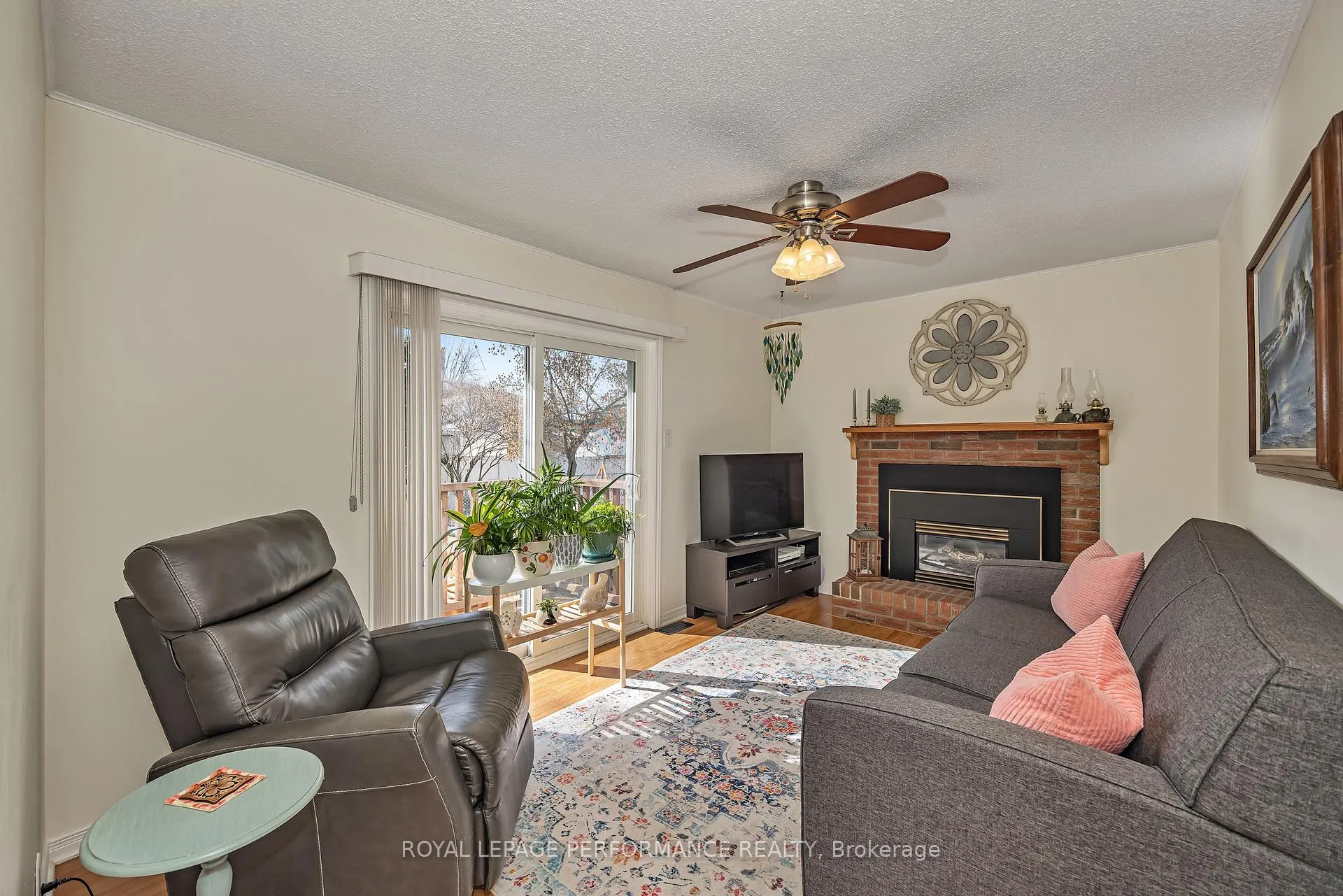 Photo 11 of 372 Phoenix Crescent, Ottawa, Bilberry Creek/Queenswood Heights — HOMEH