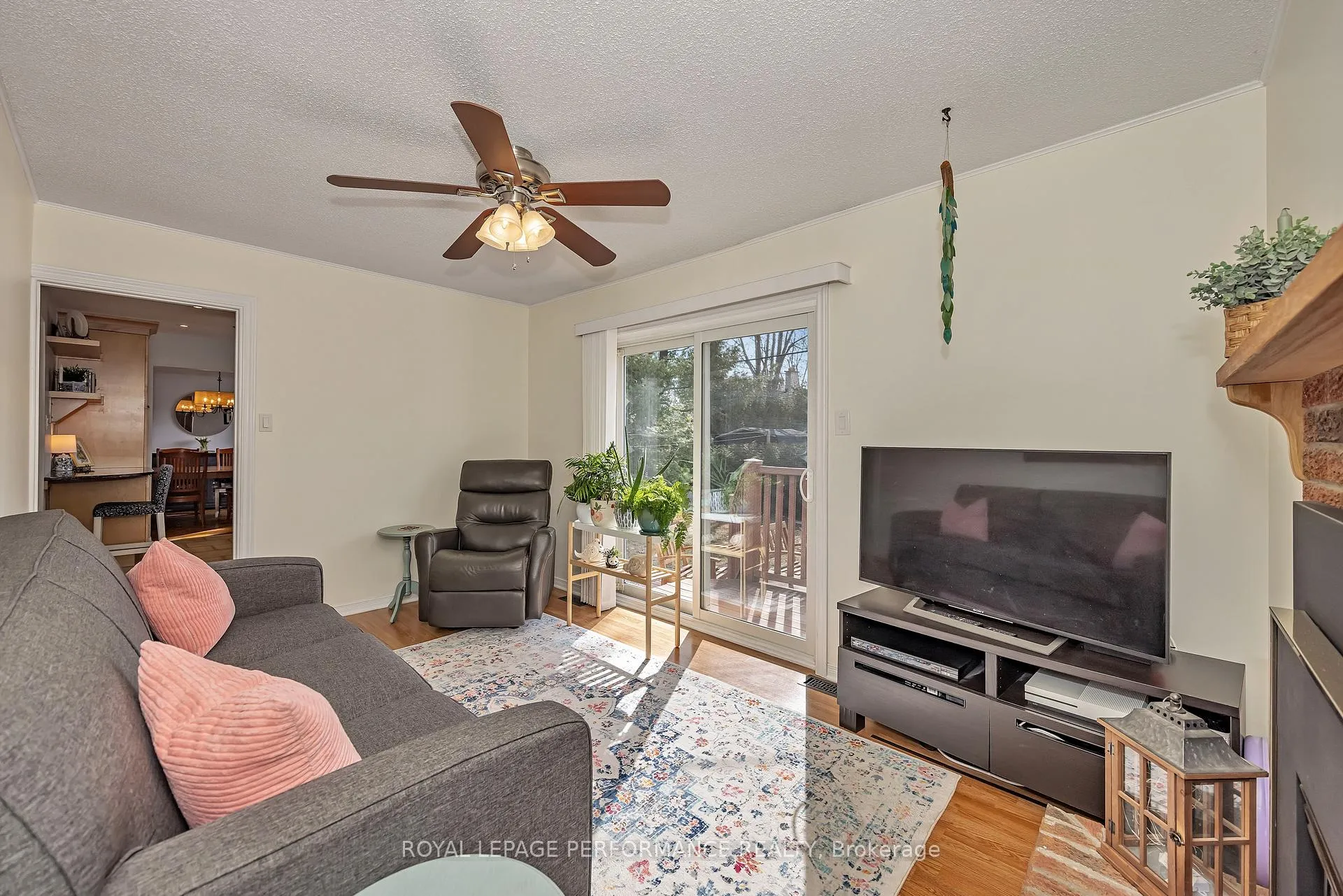 Photo 12 of 372 Phoenix Crescent, Ottawa, Bilberry Creek/Queenswood Heights — HOMEH