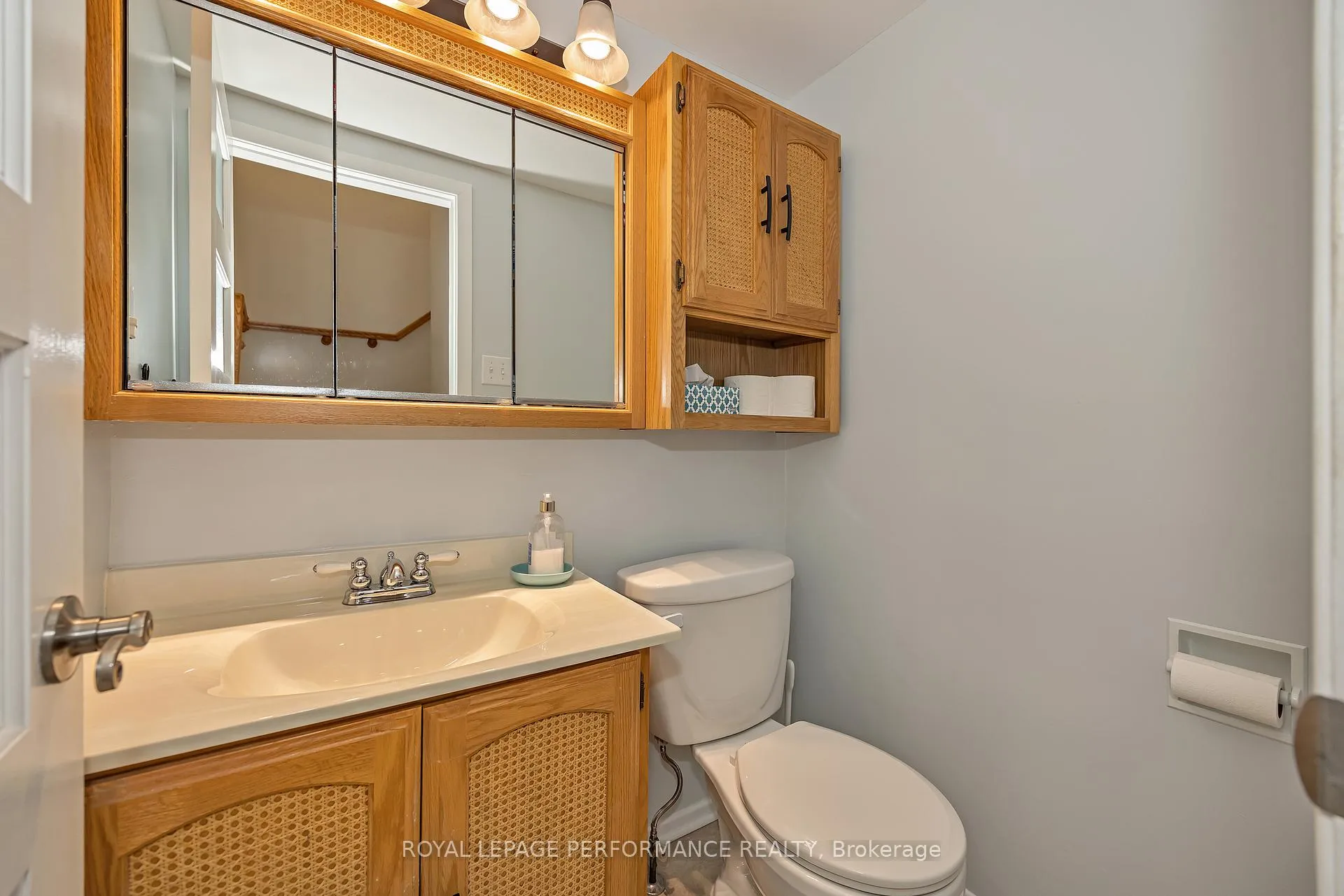 Photo 13 of 372 Phoenix Crescent, Ottawa, Bilberry Creek/Queenswood Heights — HOMEH