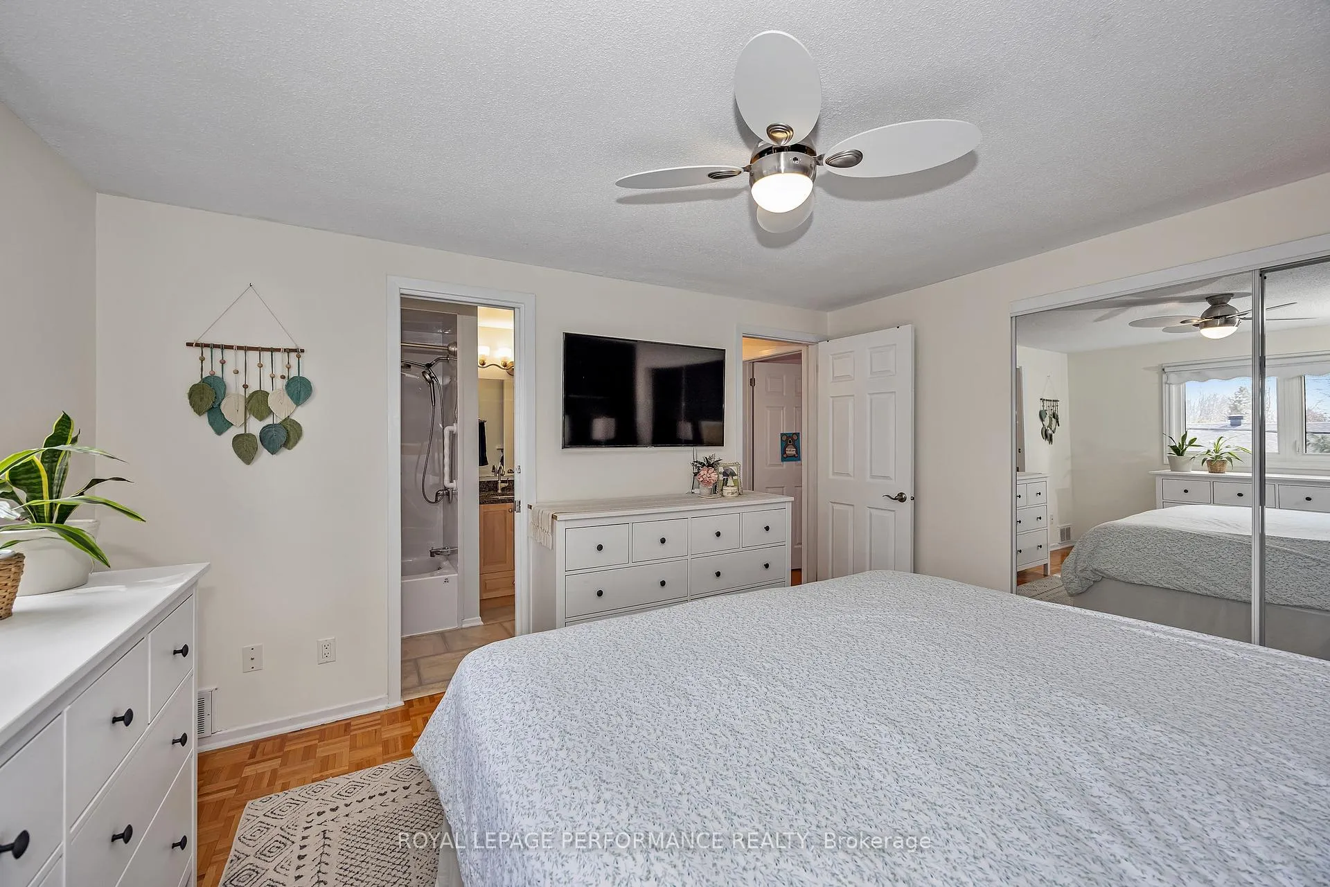 Photo 16 of 372 Phoenix Crescent, Ottawa, Bilberry Creek/Queenswood Heights — HOMEH