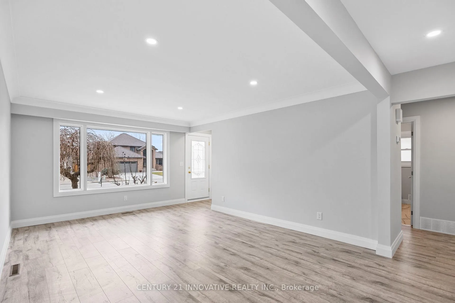 Photo 4 of 890 Wallace Avenue, Windsor — HOMEH