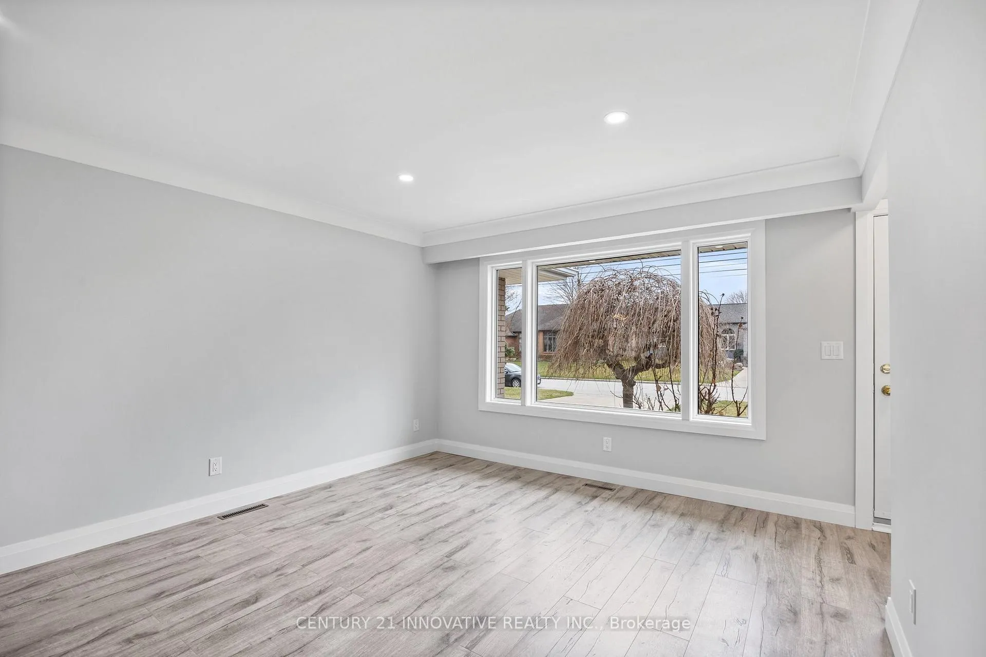 Photo 5 of 890 Wallace Avenue, Windsor — HOMEH