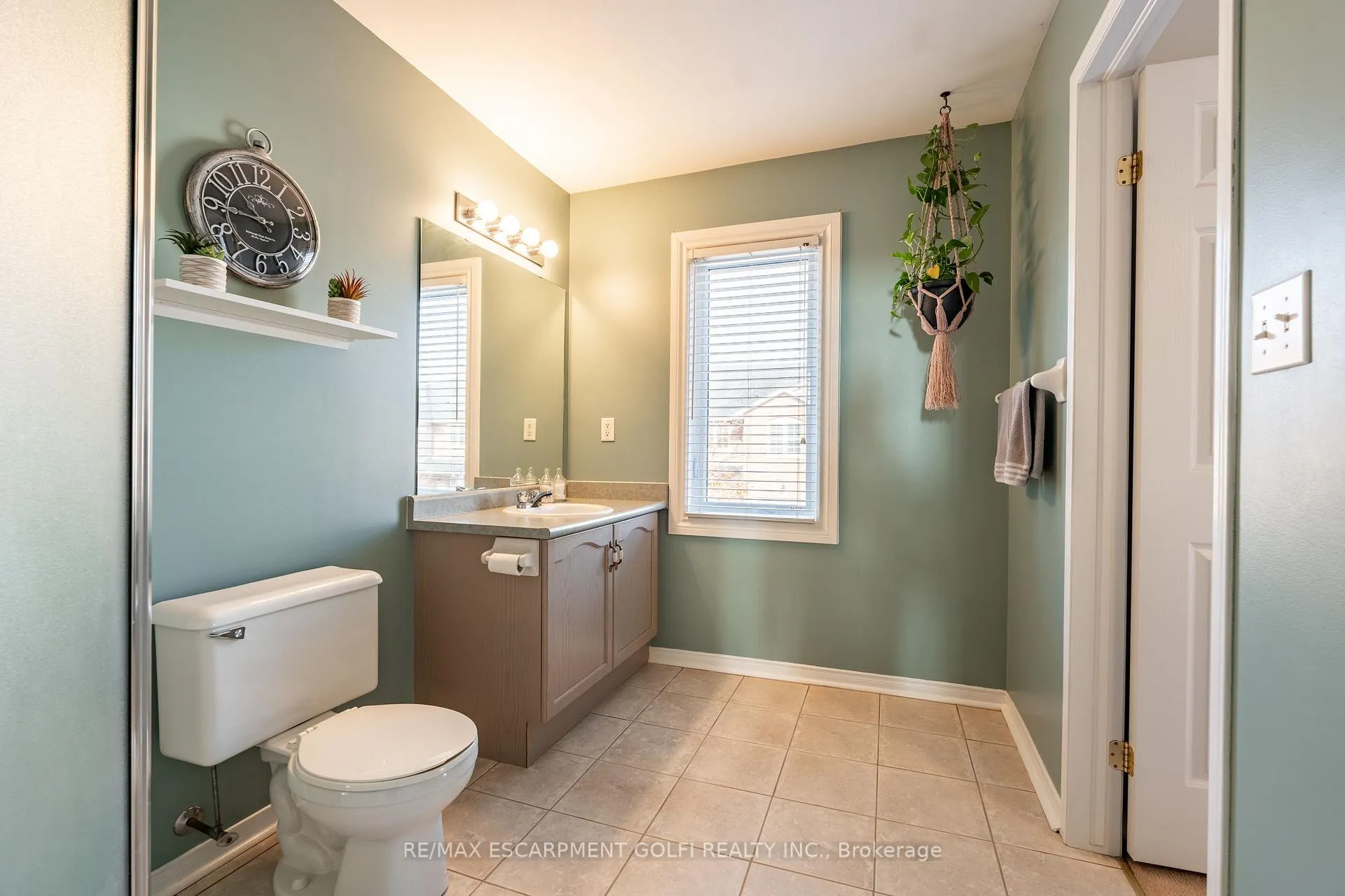 Photo 15 of Unit 38, 800 Paramount Drive, Hamilton, Stoney Creek Mountain — HOMEH