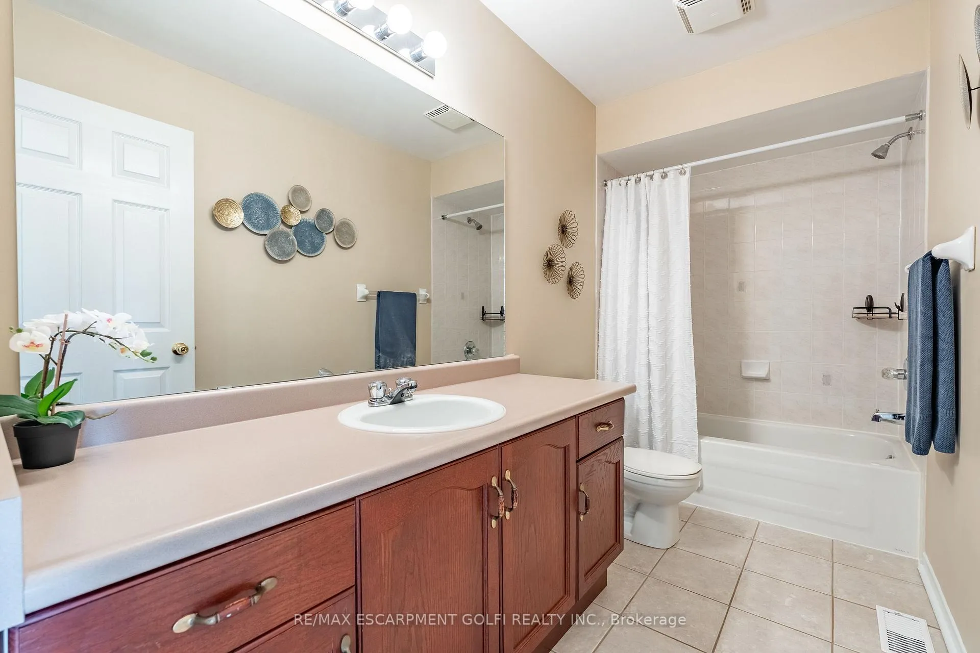 Photo 18 of Unit 38, 800 Paramount Drive, Hamilton, Stoney Creek Mountain — HOMEH