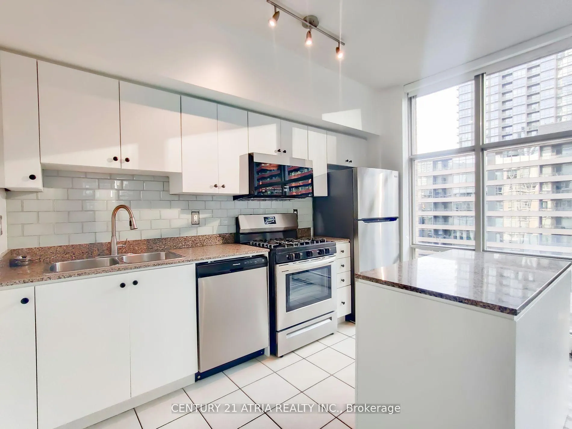 Photo 4 of Unit 511, 9 Spadina N, Toronto, Waterfront Communities — HOMEH