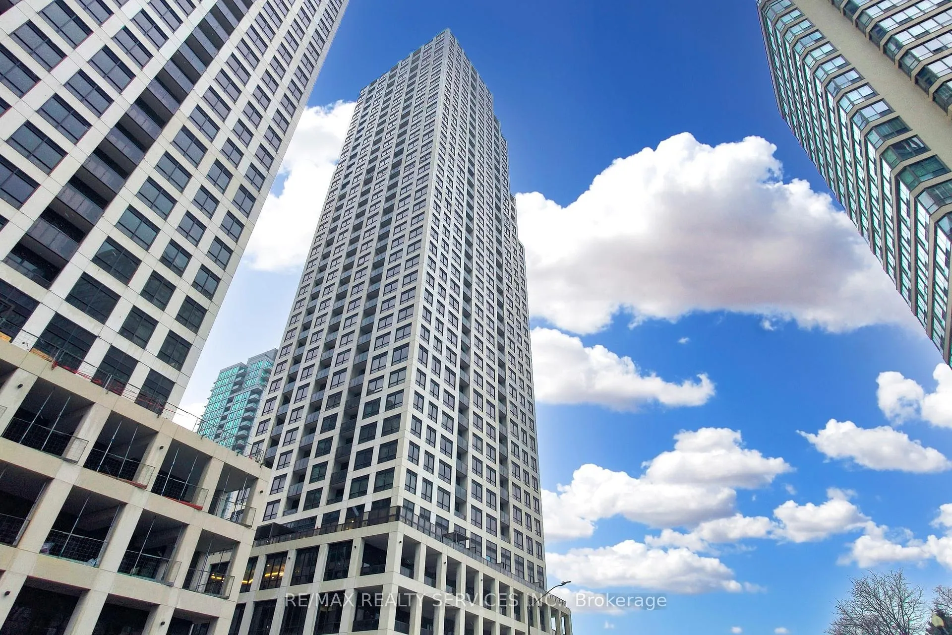 Front of Unit 3406, 36 Elm Drive W
