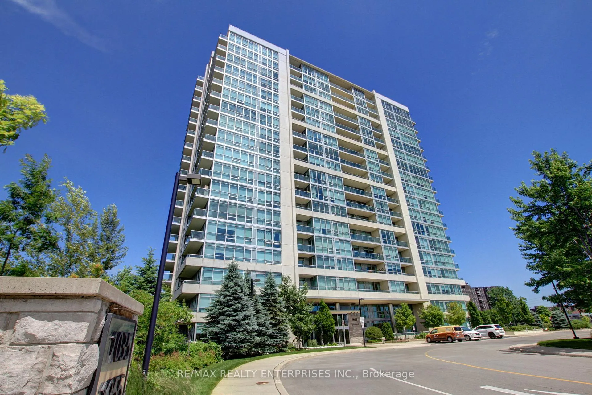 Photo 1 of Unit 914, 1055 Southdown Road, Mississauga, Clarkson — HOMEH
