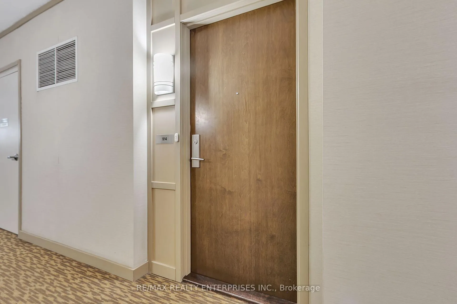 Photo 5 of Unit 914, 1055 Southdown Road, Mississauga, Clarkson — HOMEH
