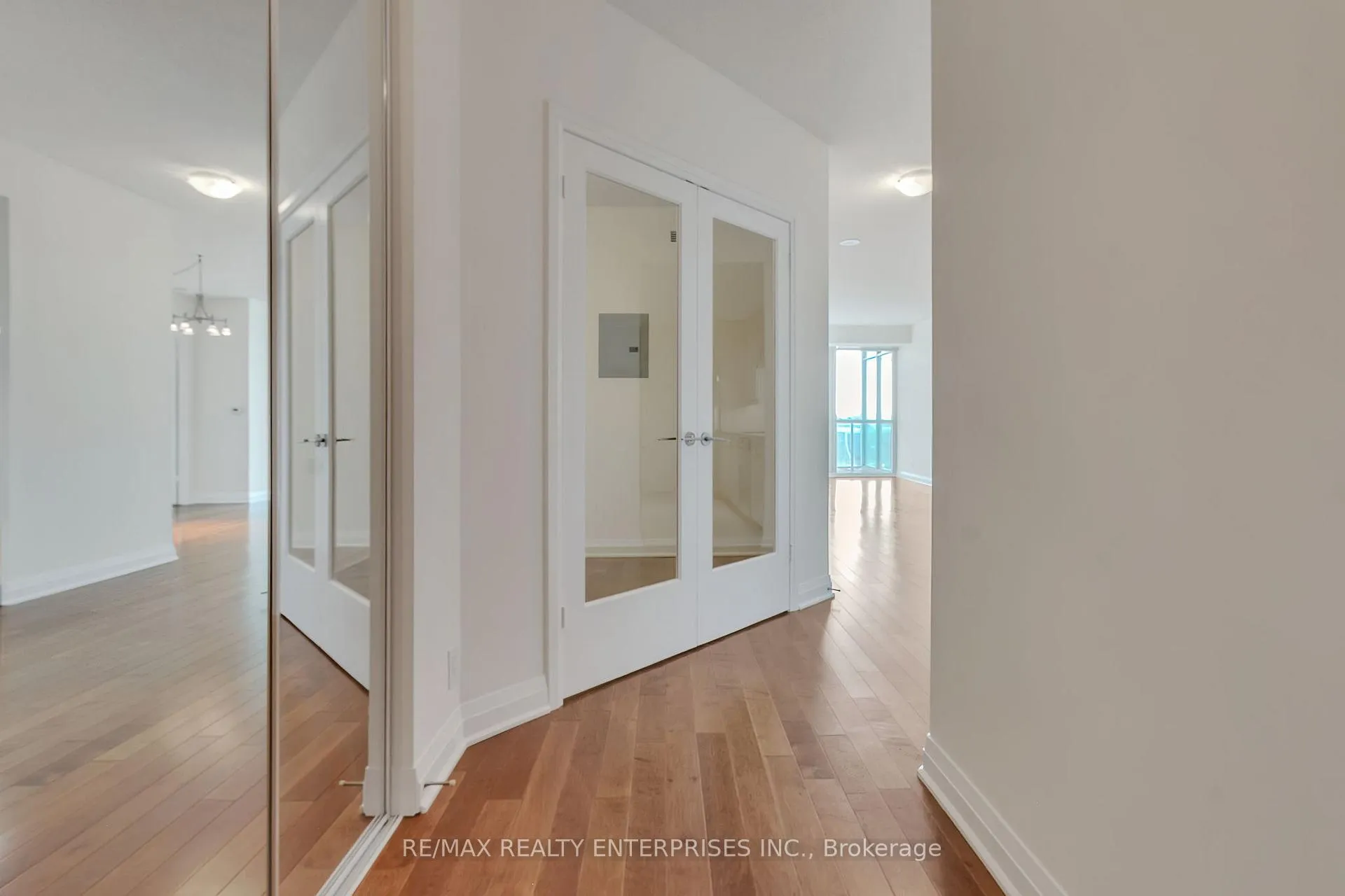 Photo 6 of Unit 914, 1055 Southdown Road, Mississauga, Clarkson — HOMEH