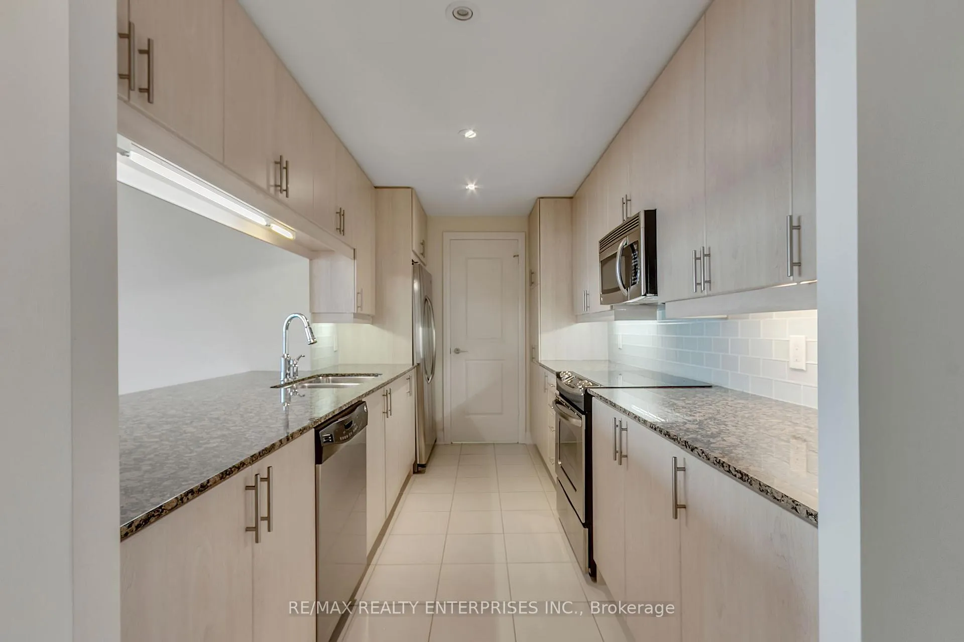Photo 8 of Unit 914, 1055 Southdown Road, Mississauga, Clarkson — HOMEH