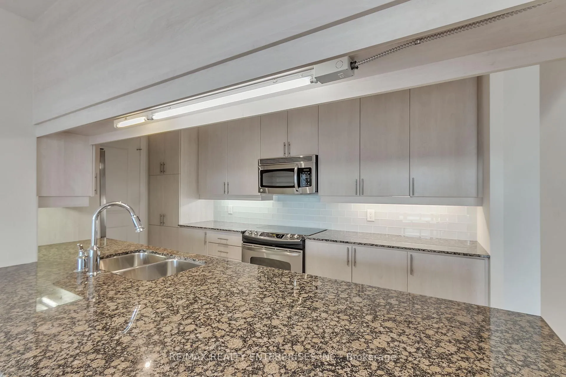 Photo 9 of Unit 914, 1055 Southdown Road, Mississauga, Clarkson — HOMEH