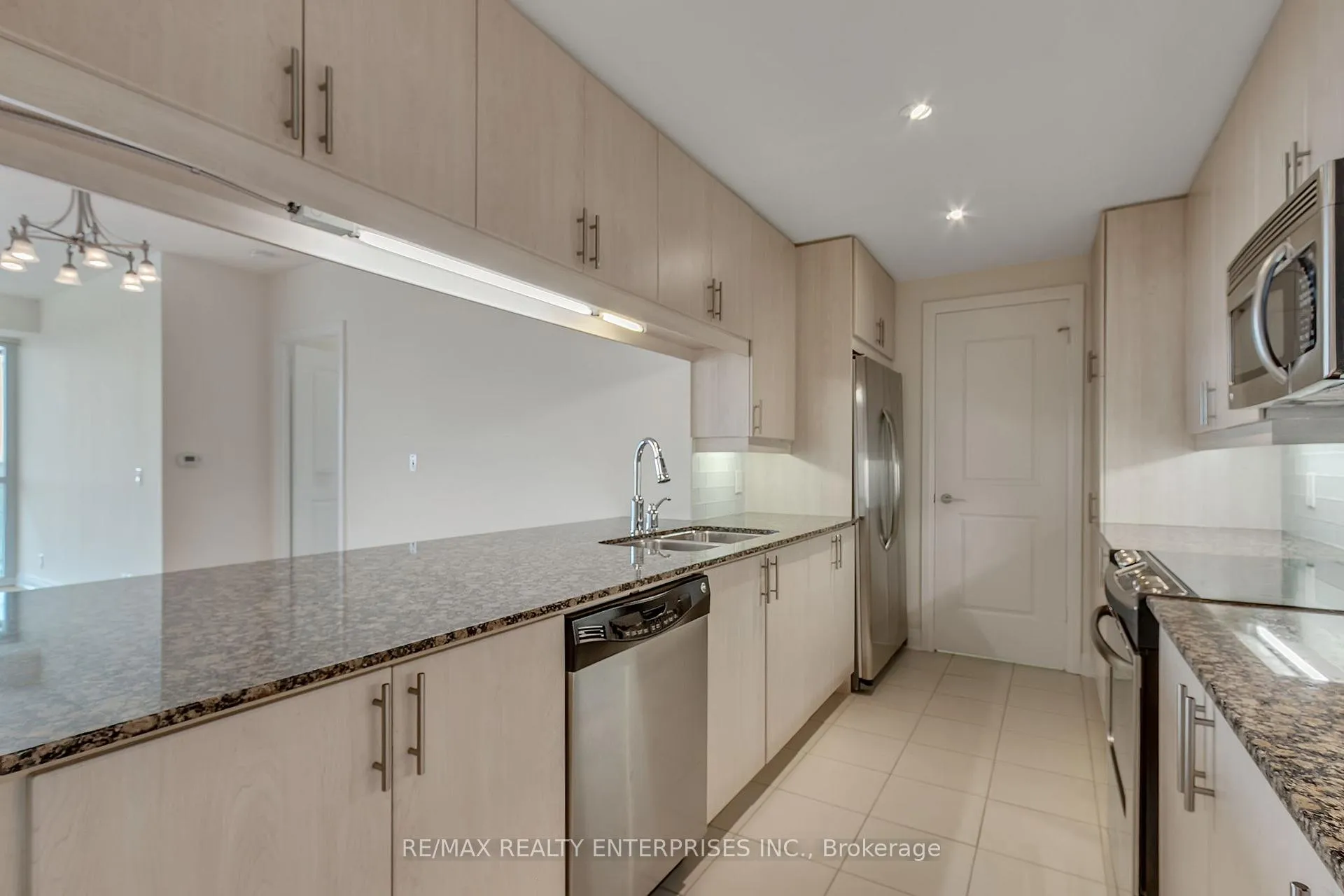Photo 10 of Unit 914, 1055 Southdown Road, Mississauga, Clarkson — HOMEH