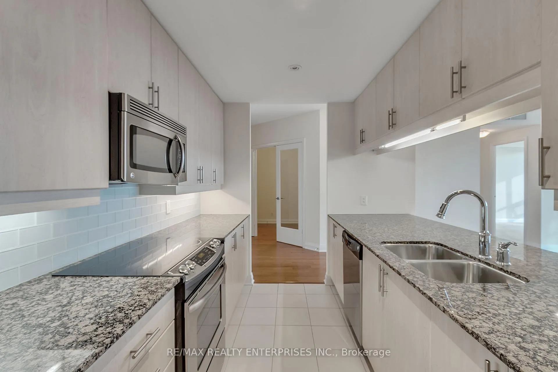 Photo 11 of Unit 914, 1055 Southdown Road, Mississauga, Clarkson — HOMEH