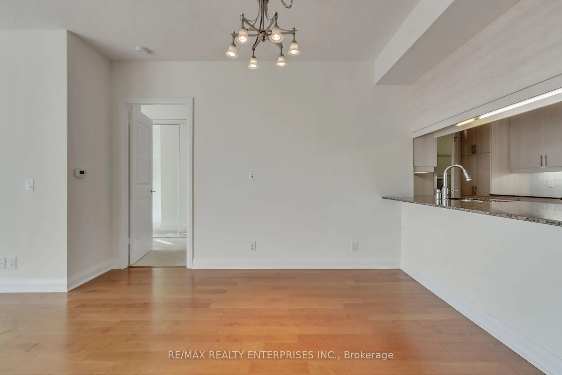 Photo 15 of Unit 914, 1055 Southdown Road, Mississauga, Clarkson — HOMEH