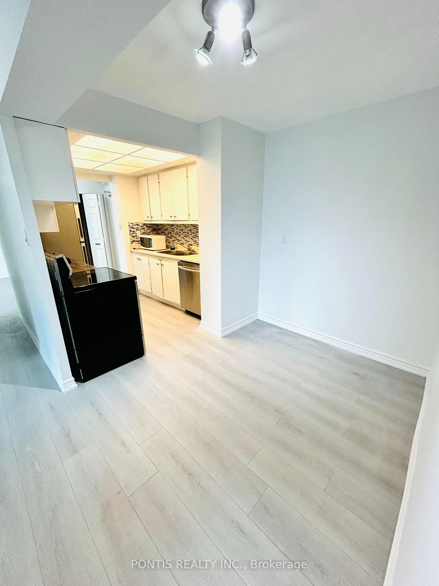Photo 19 of Unit 405, 3100 Kirwin Avenue, Mississauga, Cooksville — HOMEH