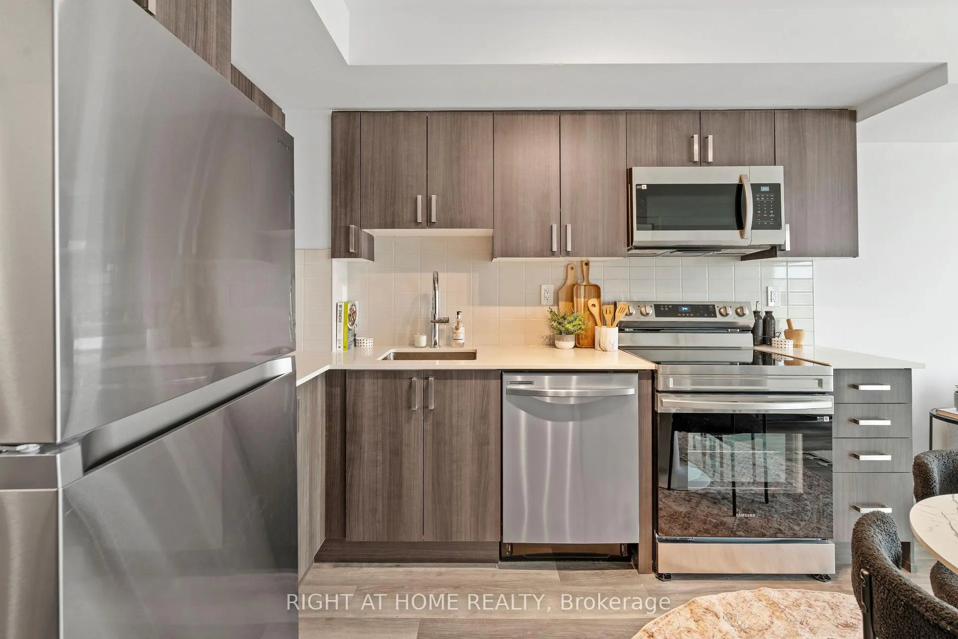 Photo 3 of Unit 909, 1435 Celebration Drive, Pickering, Bay Ridges — HOMEH