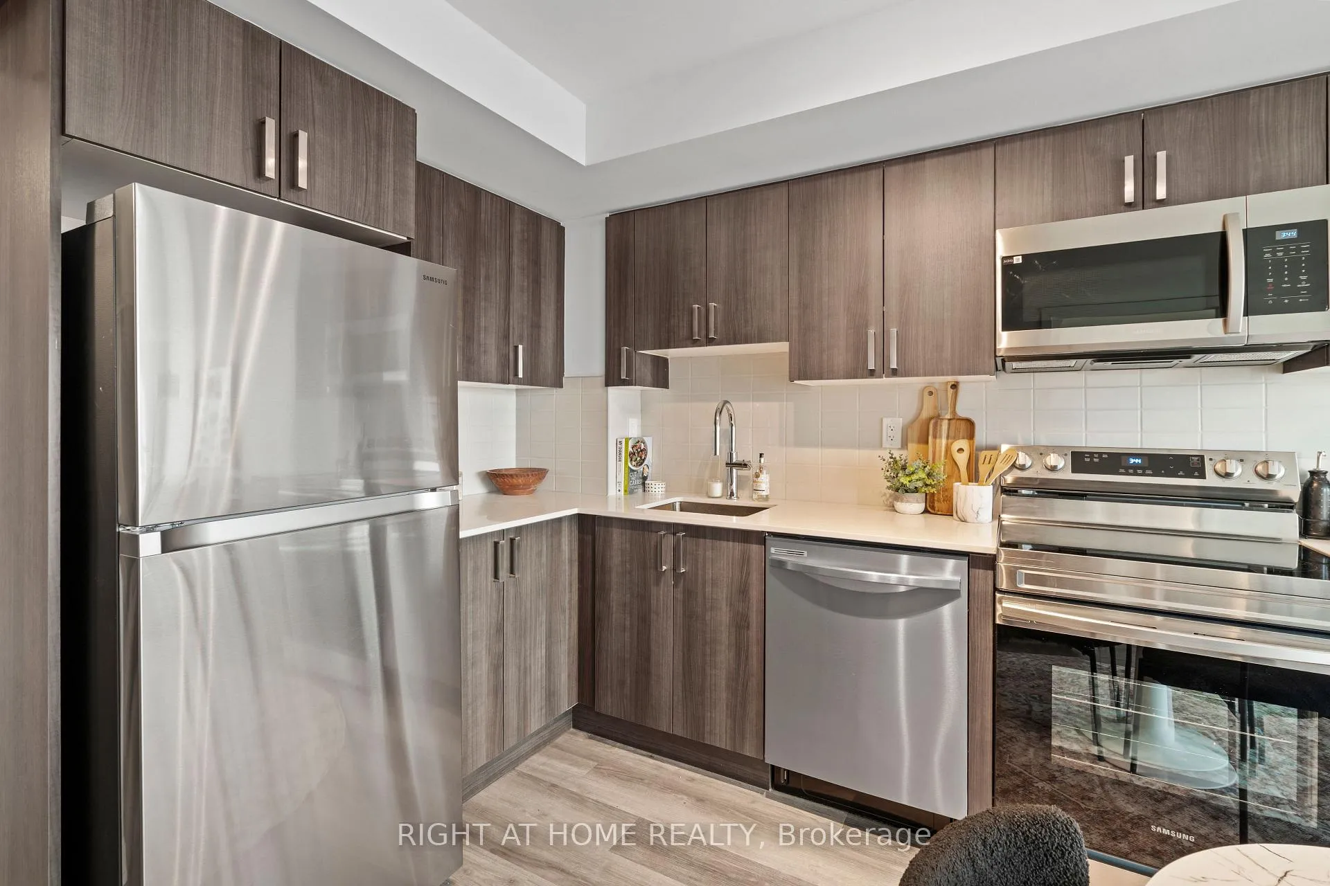 Photo 4 of Unit 909, 1435 Celebration Drive, Pickering, Bay Ridges — HOMEH