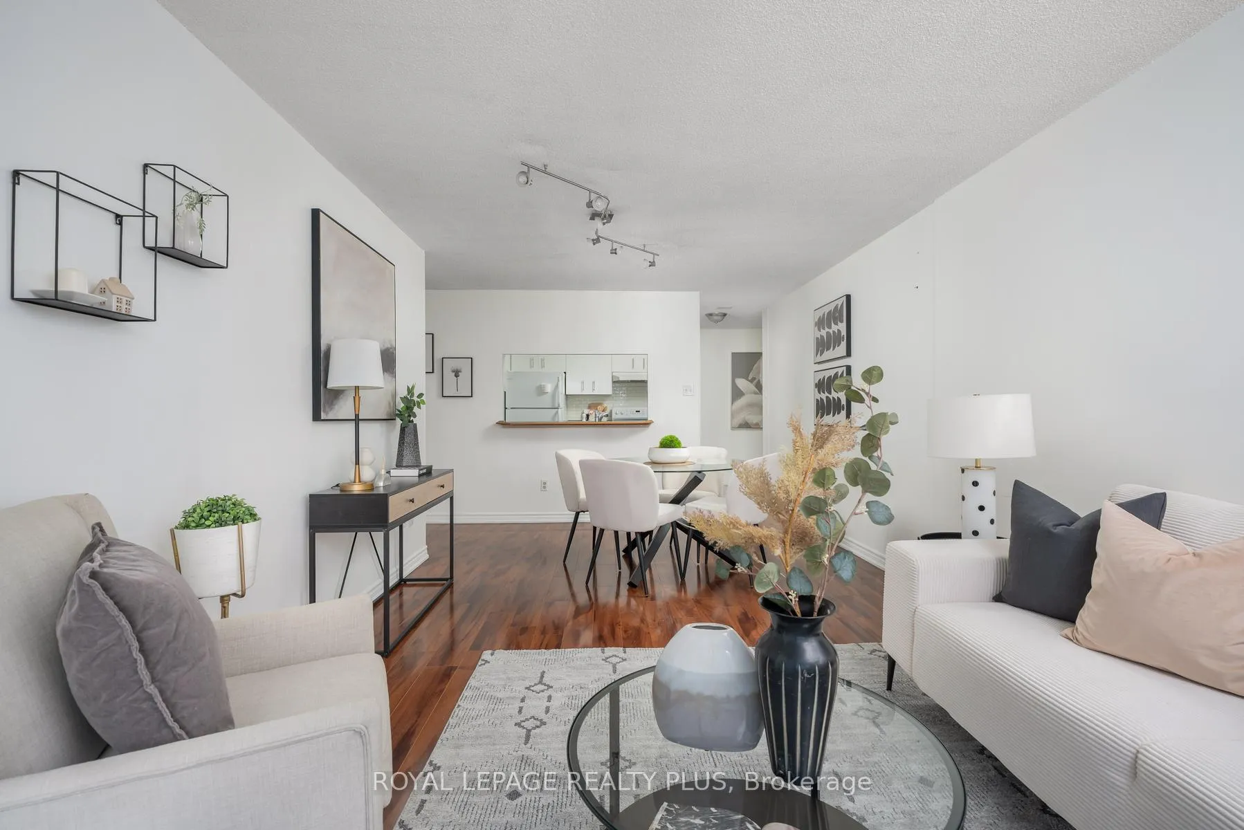 Photo 8 of Unit 408, 4205 Shipp Drive, Mississauga, City Centre — HOMEH