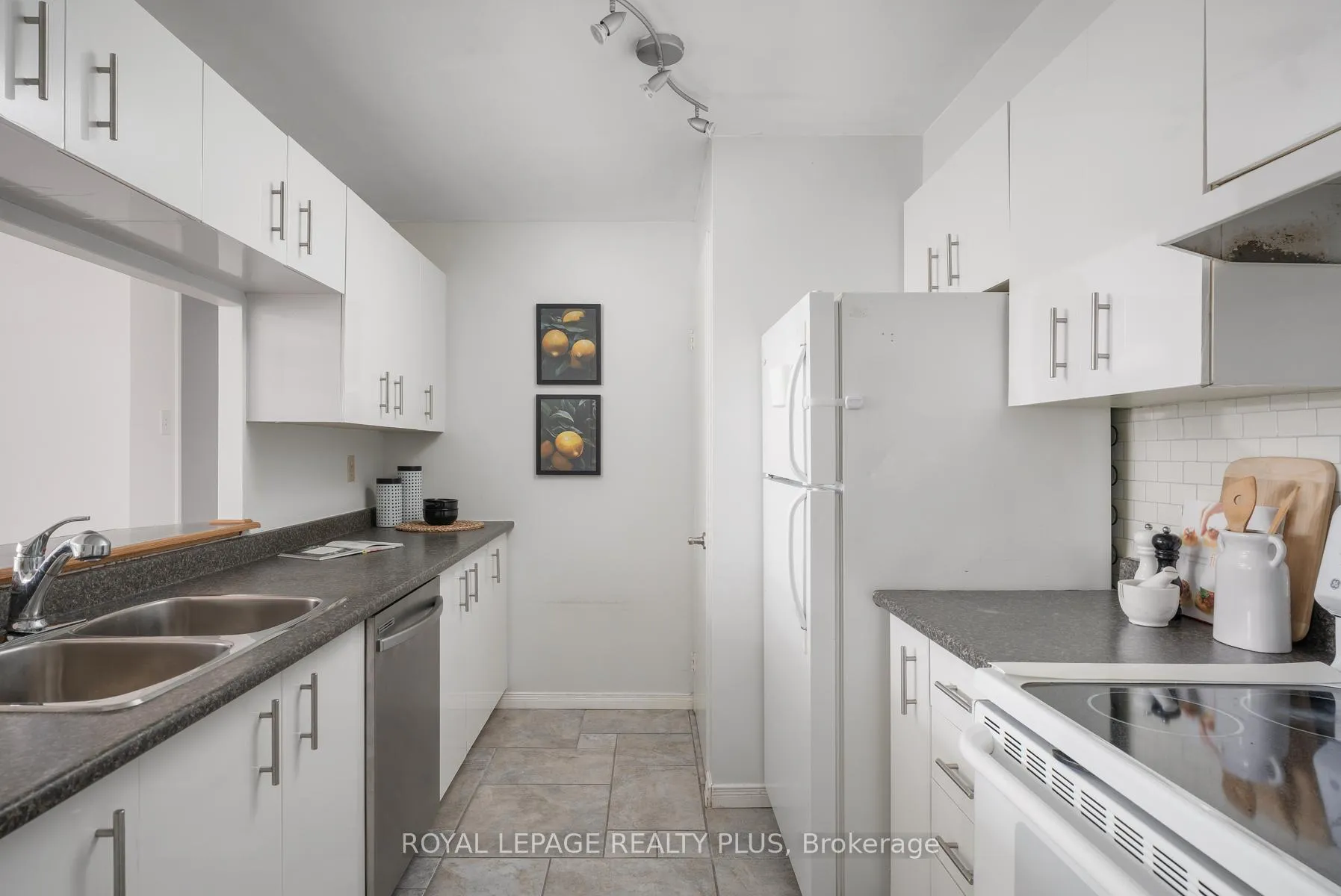 Photo 13 of Unit 408, 4205 Shipp Drive, Mississauga, City Centre — HOMEH