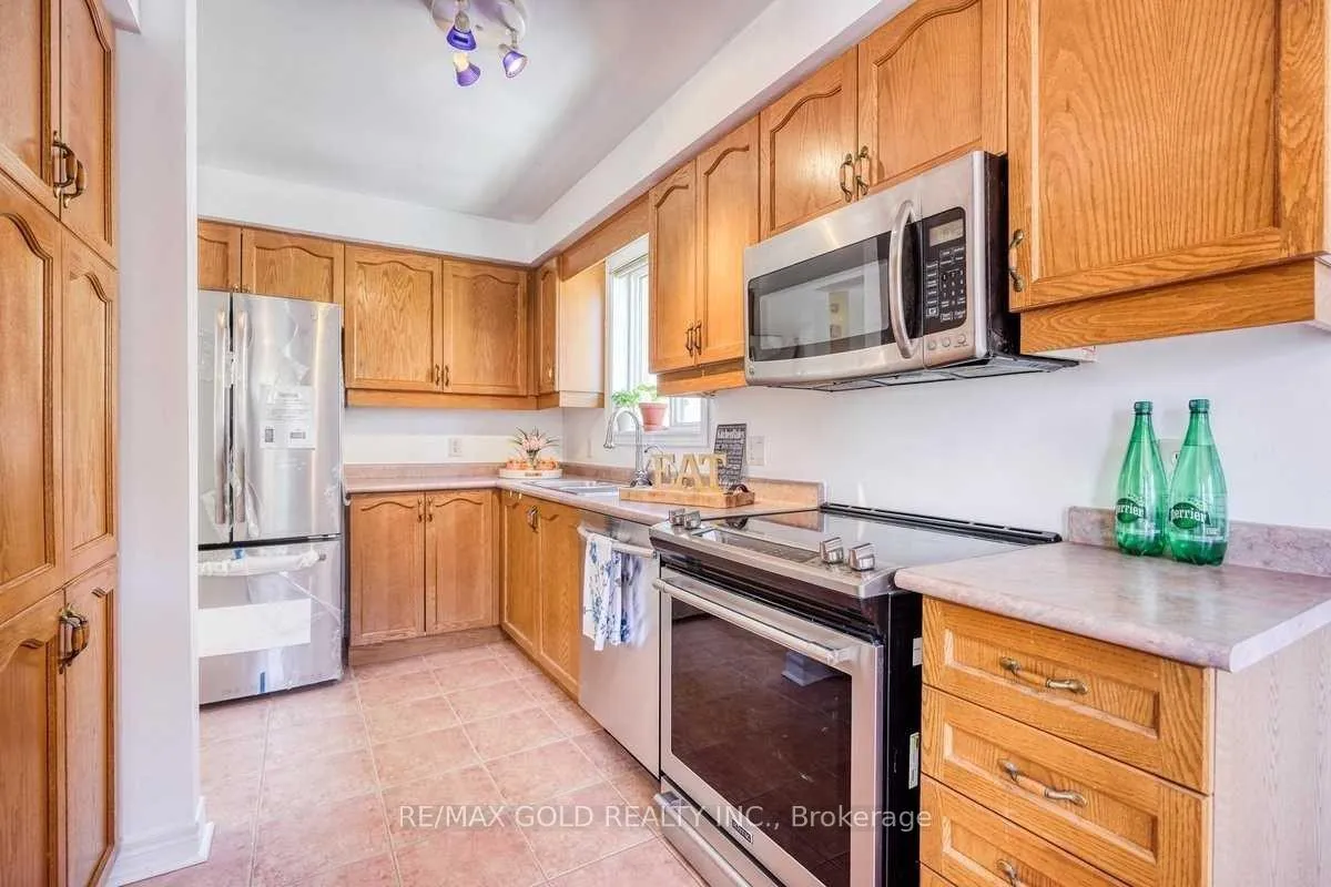 Photo 3 of 49 Summerdale Crescent, Brampton, Fletcher's Meadow — HOMEH