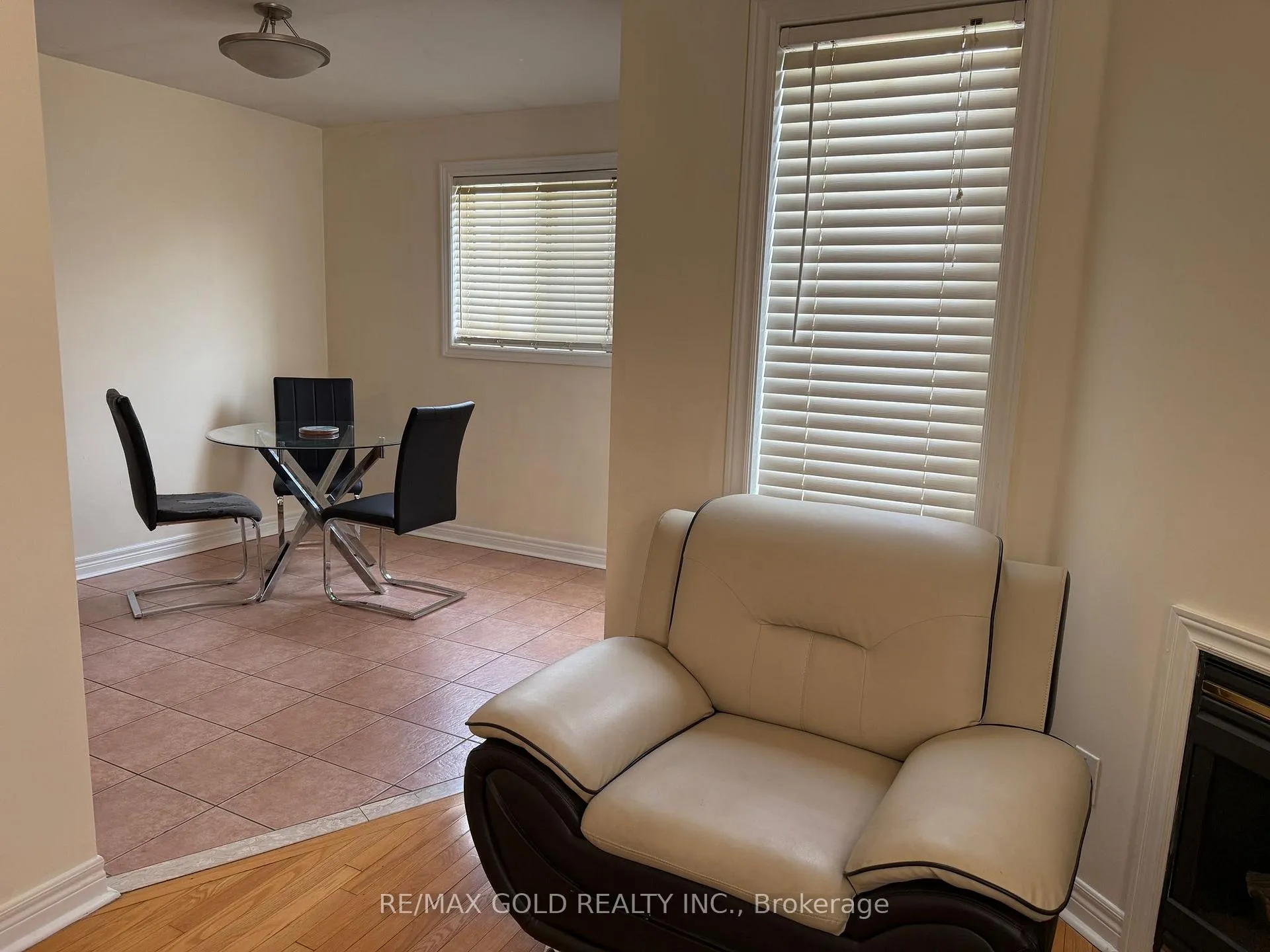 Photo 6 of 49 Summerdale Crescent, Brampton, Fletcher's Meadow — HOMEH