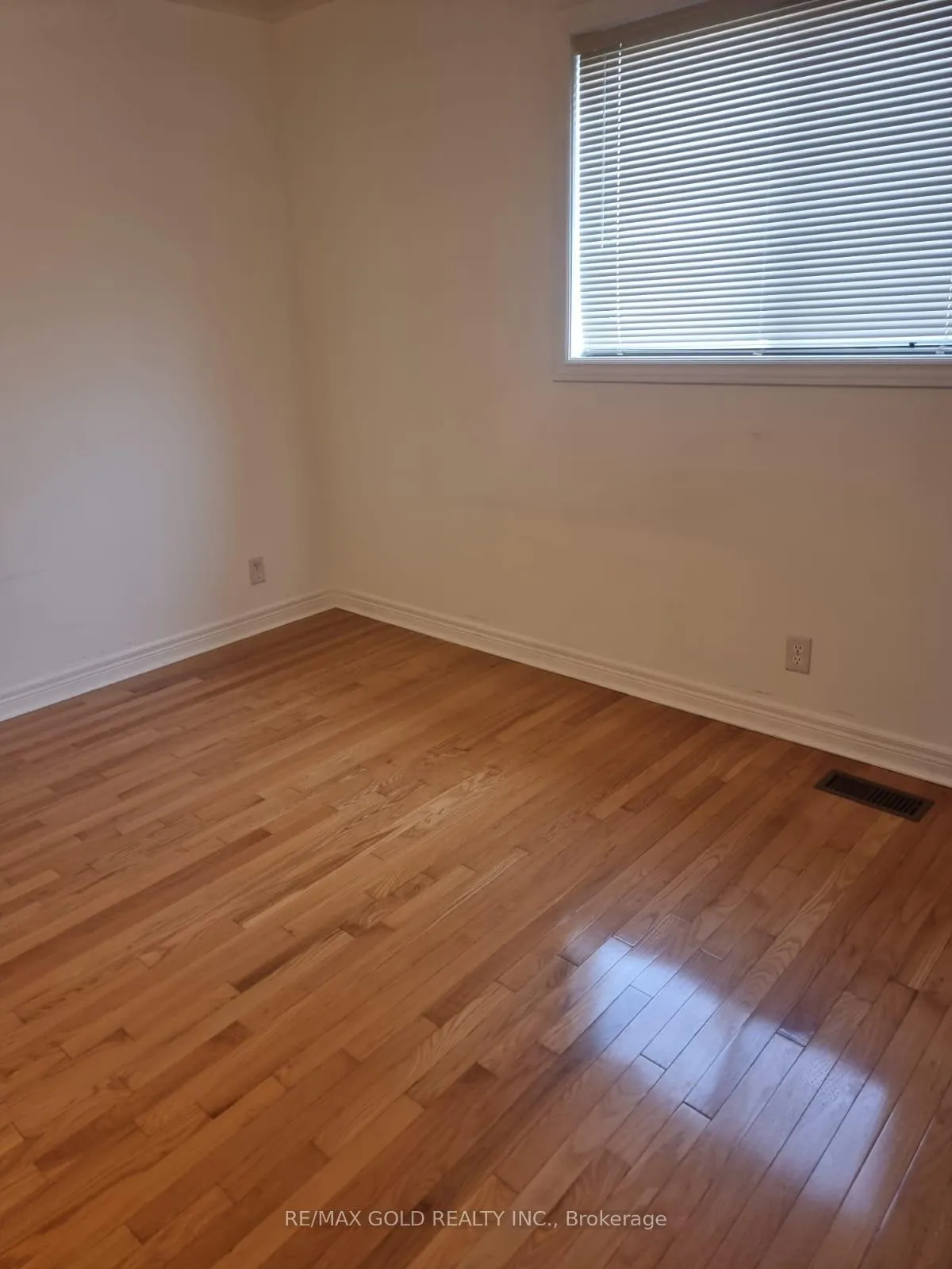 Photo 10 of 49 Summerdale Crescent, Brampton, Fletcher's Meadow — HOMEH