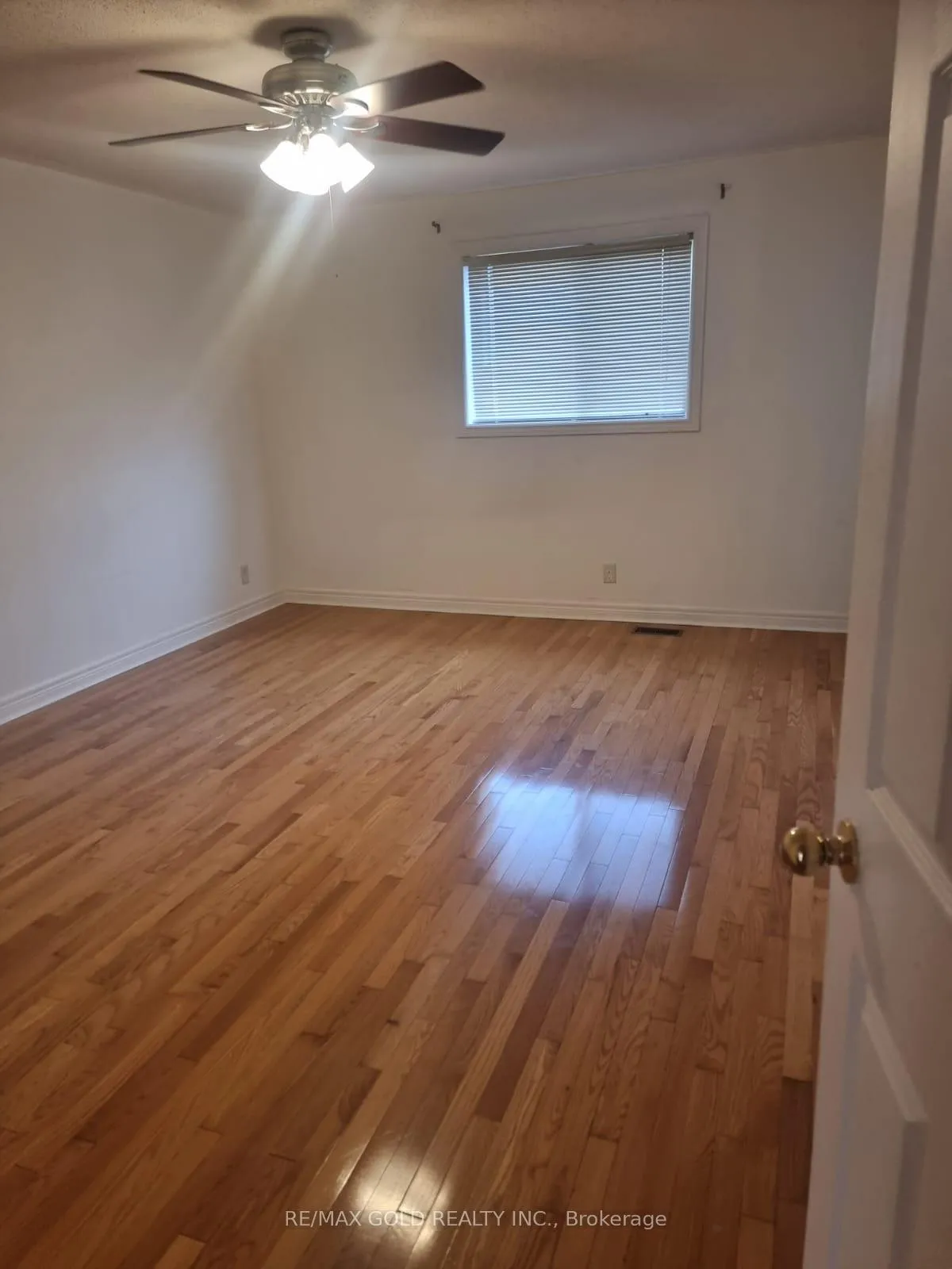 Photo 12 of 49 Summerdale Crescent, Brampton, Fletcher's Meadow — HOMEH