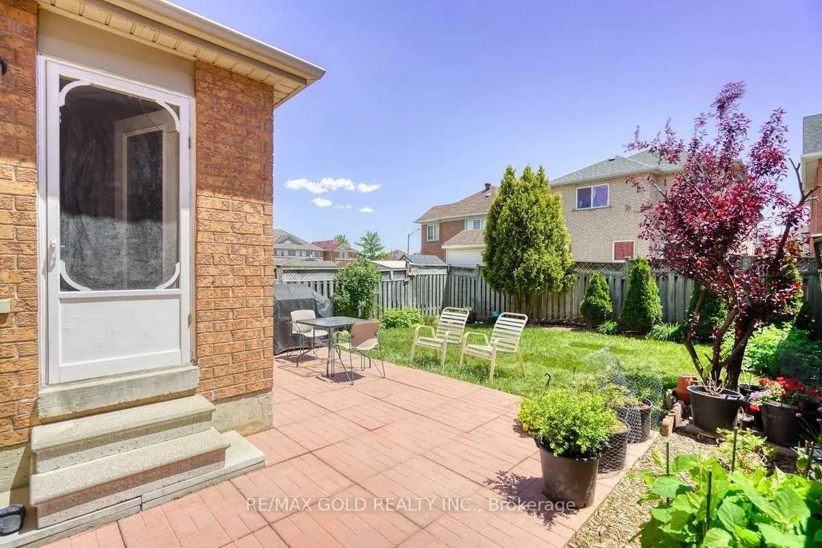 Photo 19 of 49 Summerdale Crescent, Brampton, Fletcher's Meadow — HOMEH