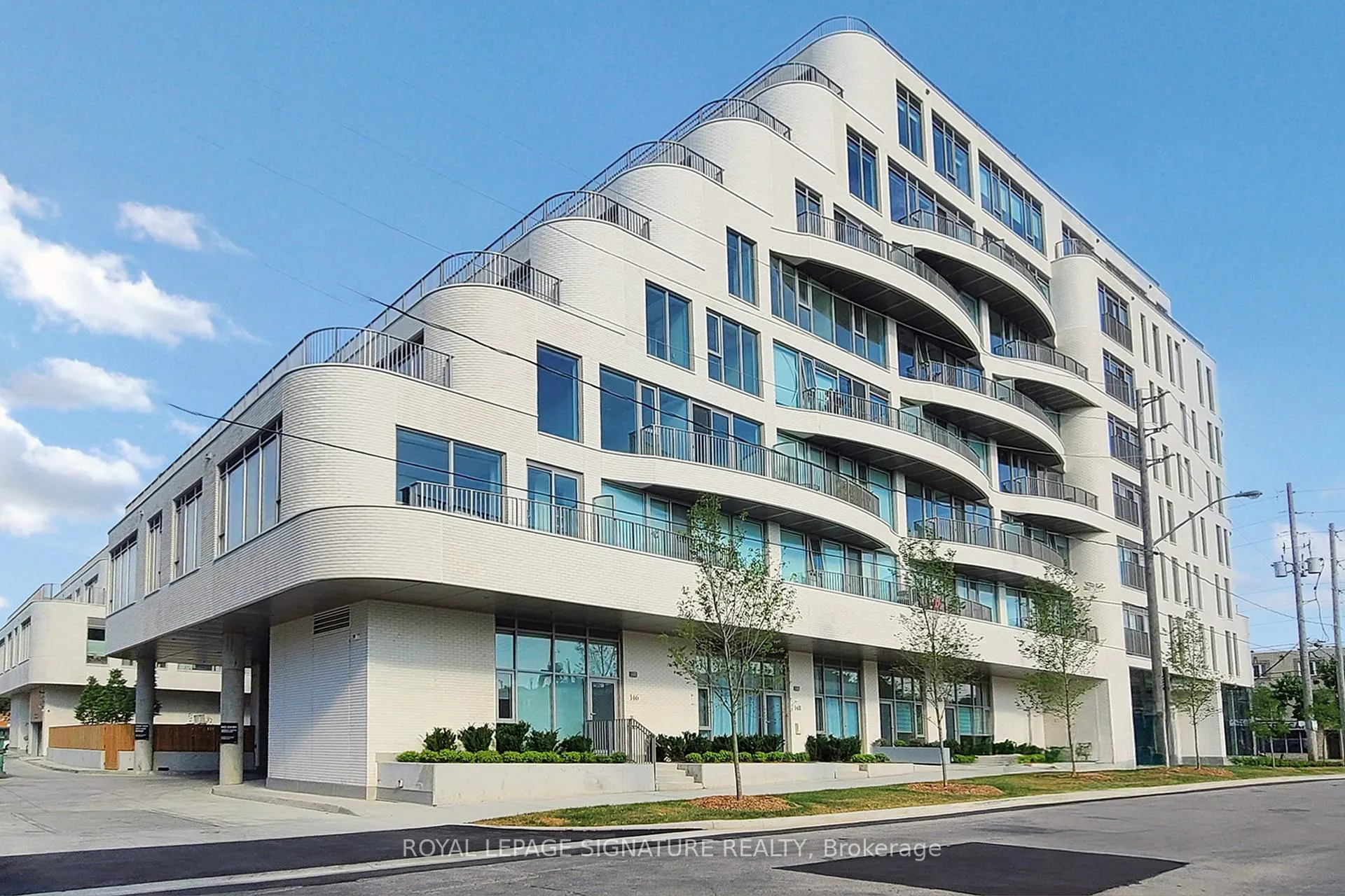 Front of Unit 514, 689 The Queensway