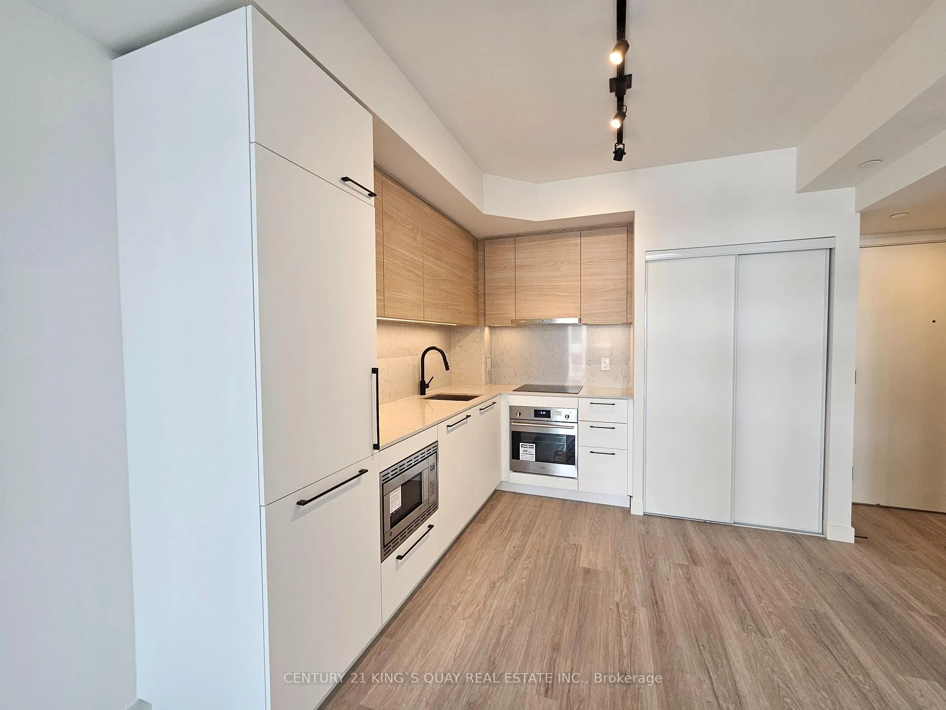 Photo 3 of Unit 404, 1050 Eastern Avenue, Toronto, The Beaches — HOMEH