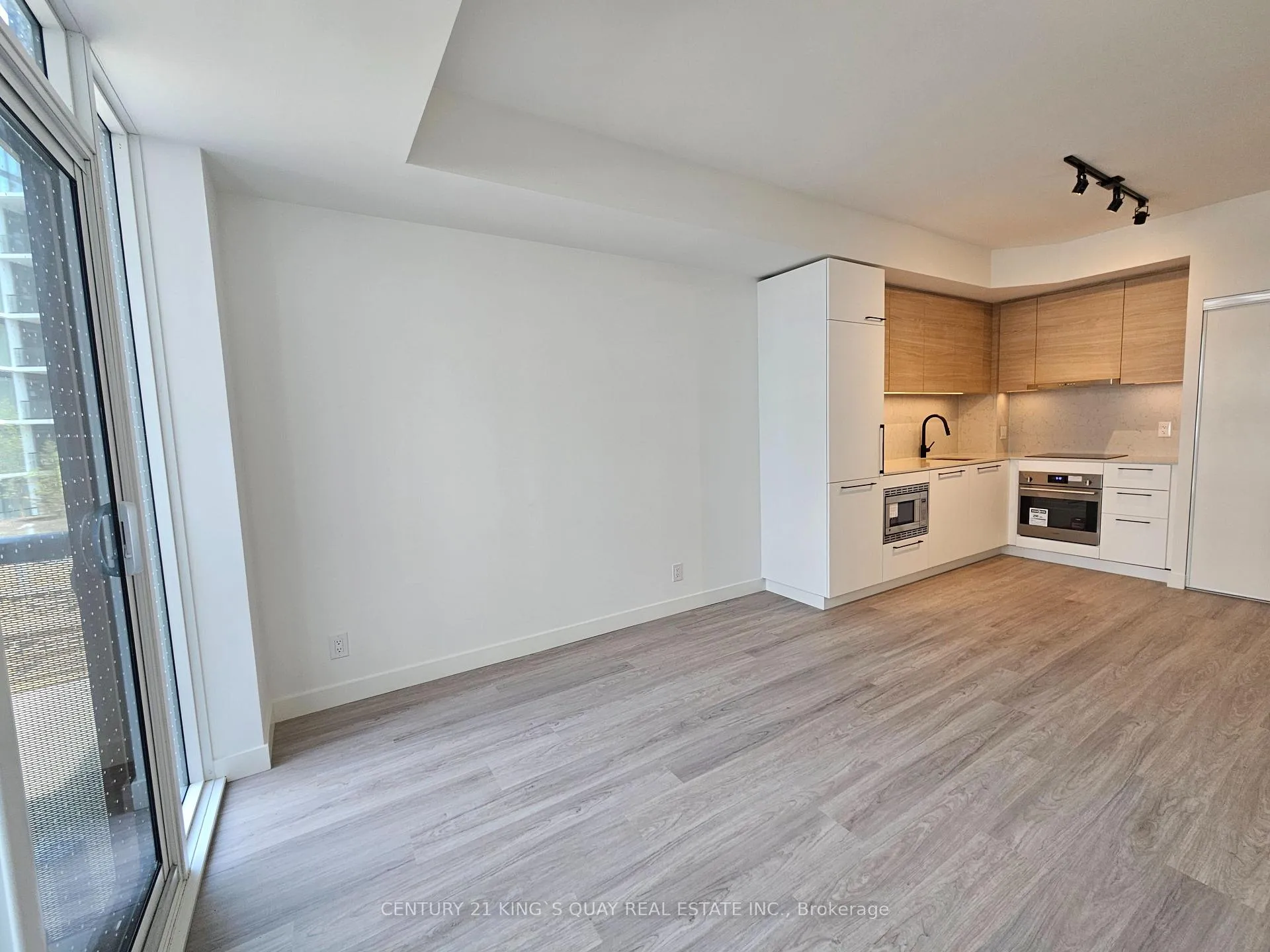 Photo 5 of Unit 404, 1050 Eastern Avenue, Toronto, The Beaches — HOMEH