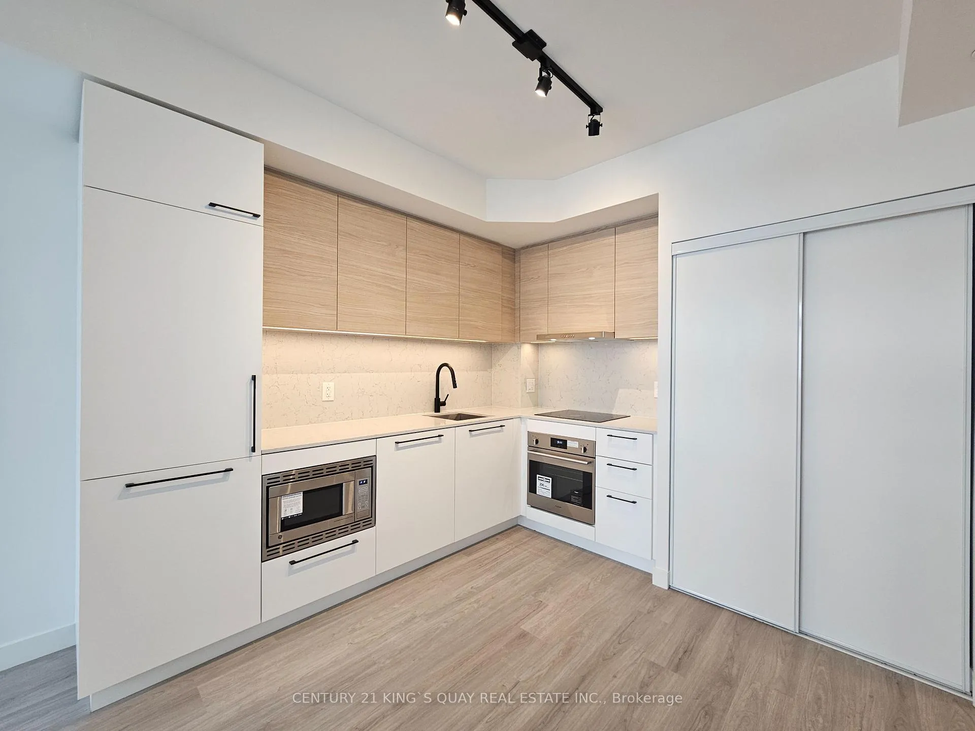 Photo 7 of Unit 404, 1050 Eastern Avenue, Toronto, The Beaches — HOMEH