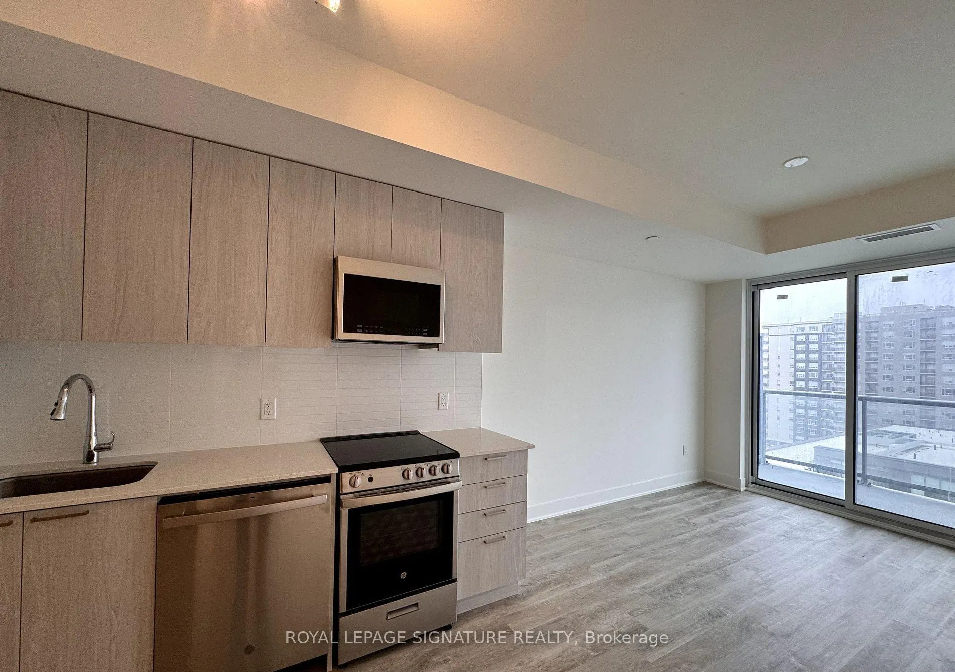 Front of Unit 812, 185 Deerfield Road