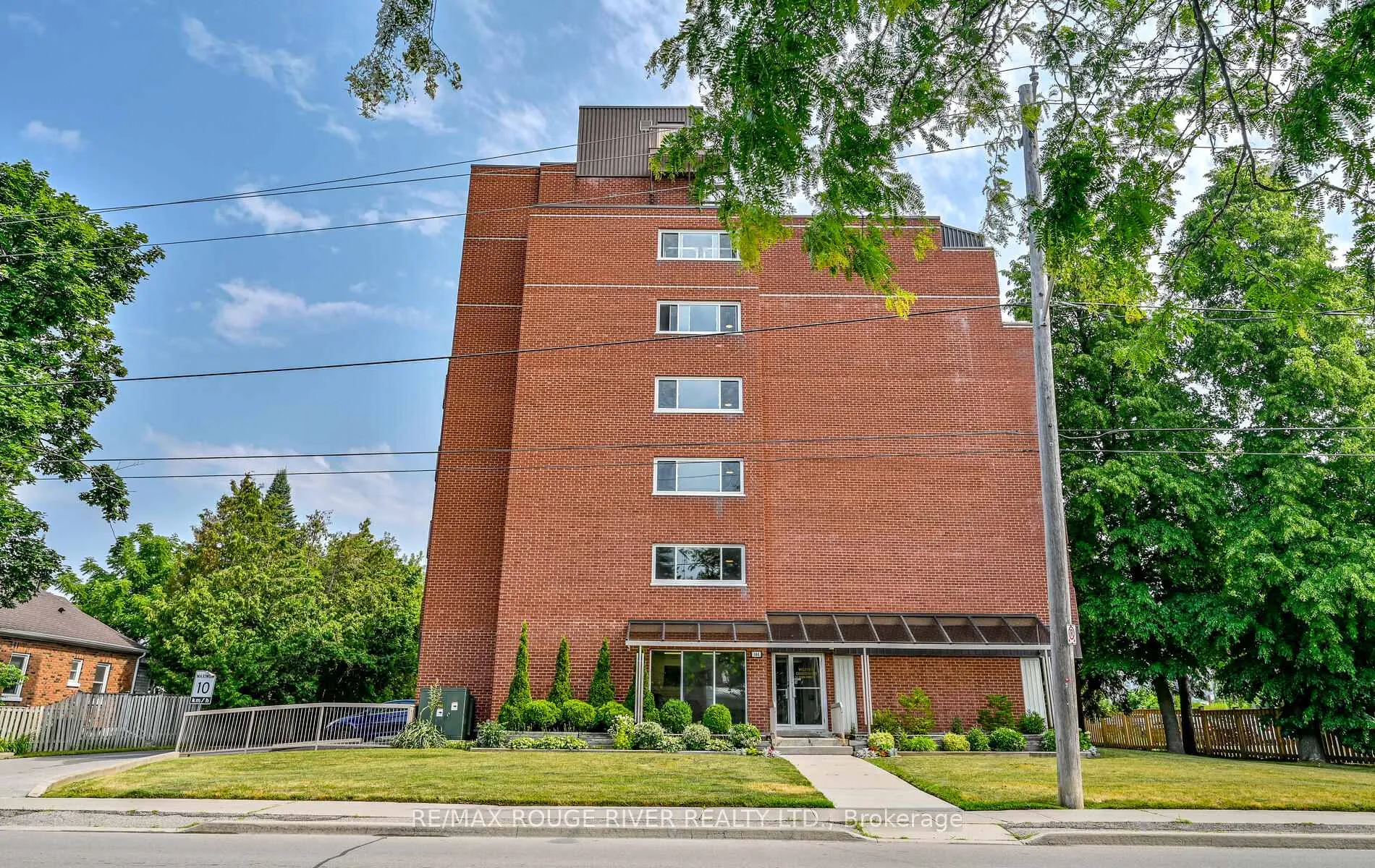 Photo 2 of Unit 402, 144 Queen Street, Clarington, Bowmanville — HOMEH