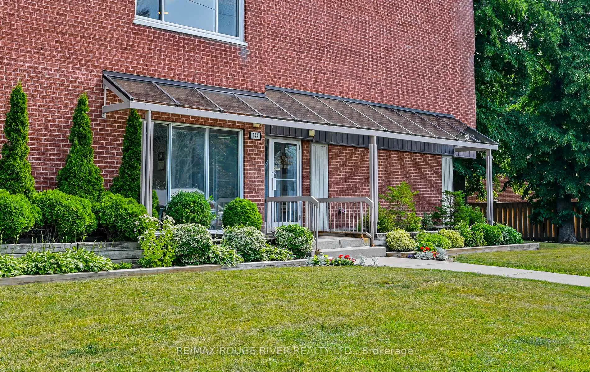 Photo 4 of Unit 402, 144 Queen Street, Clarington, Bowmanville — HOMEH